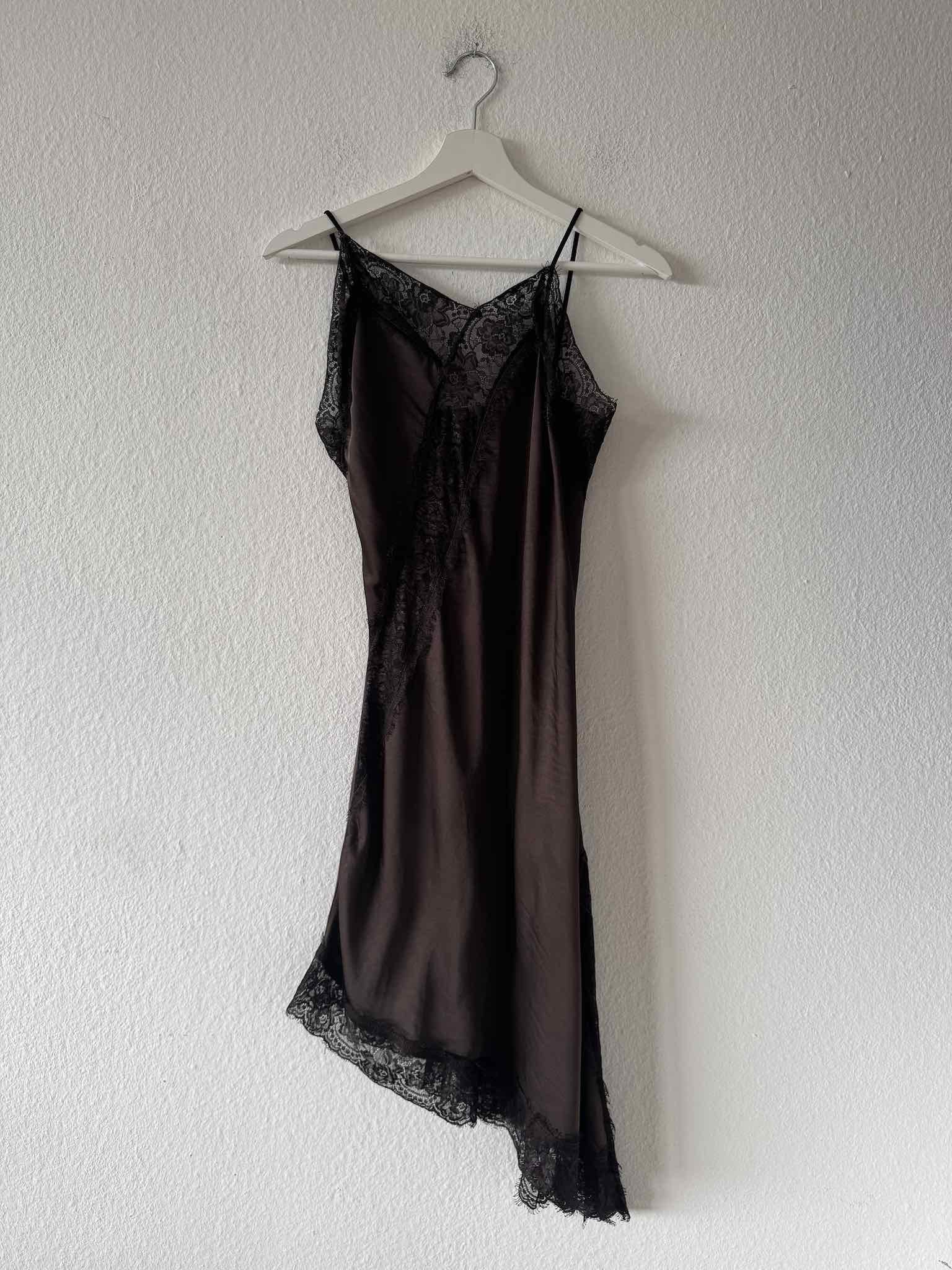 Asymmetrisches Kleid mit Spitze für Damen in Dark Chocolate von Maingold Basics