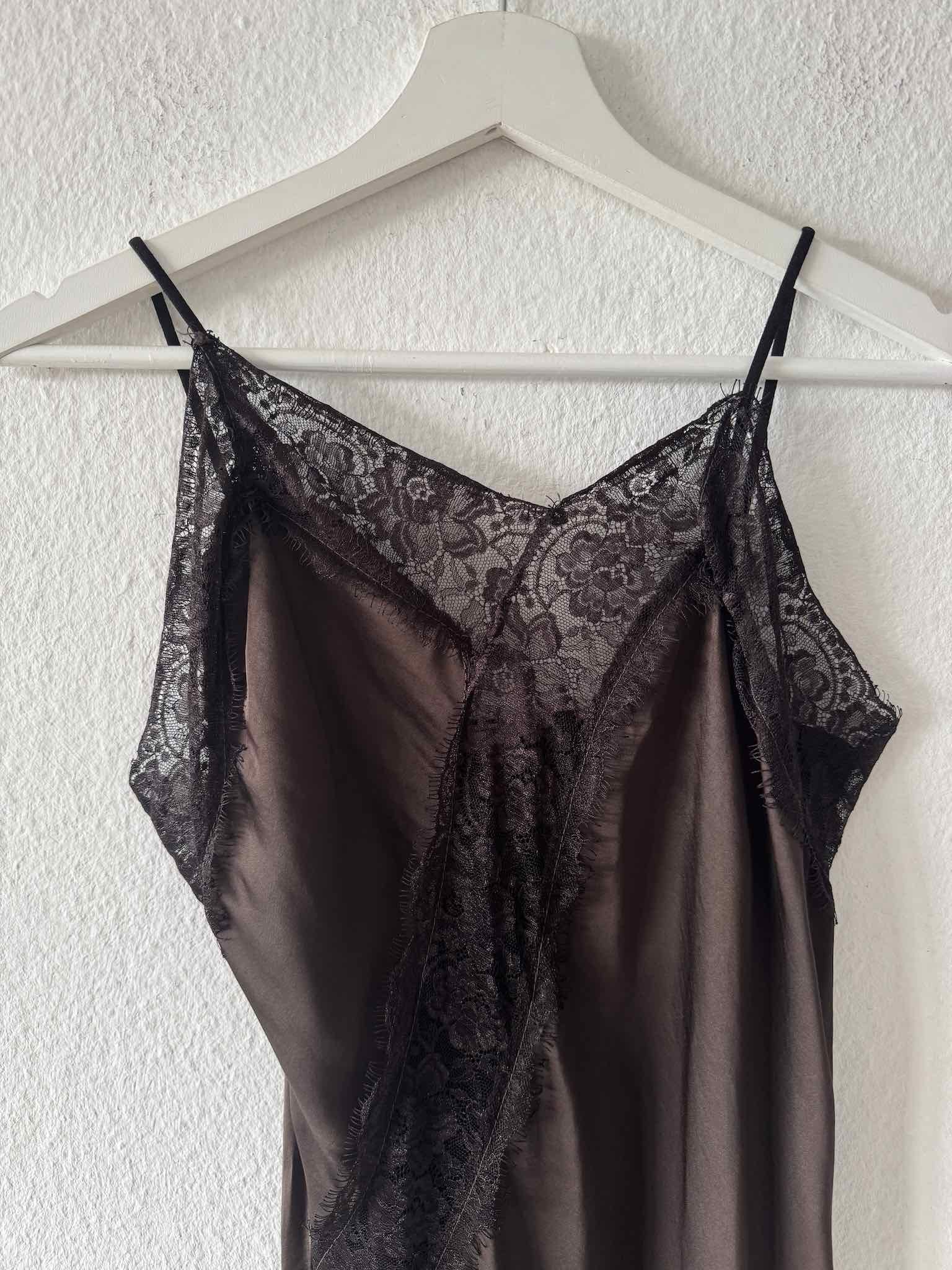 Asymmetrisches Kleid mit Spitze für Damen in Dark Chocolate von Maingold Basics