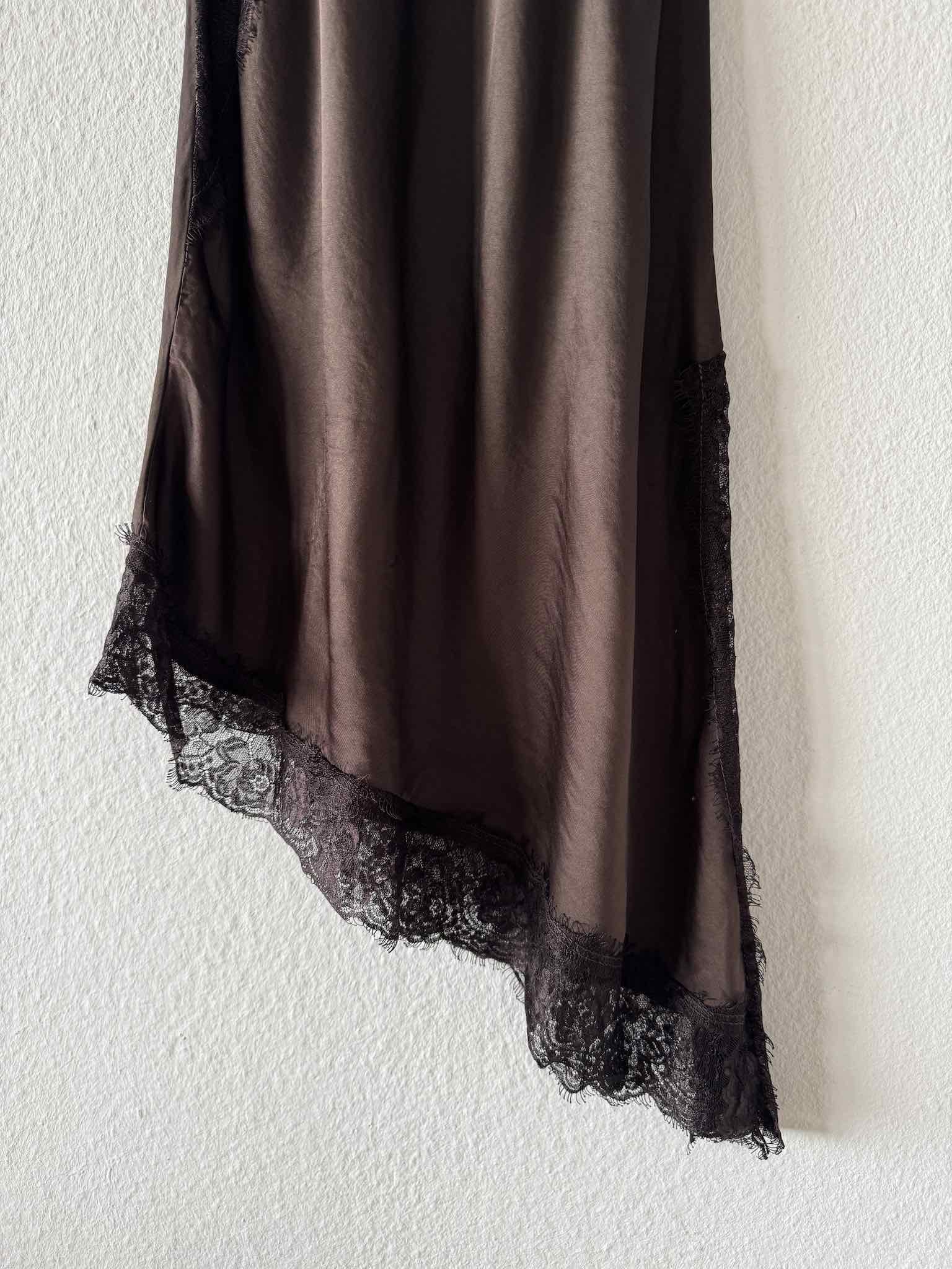 Asymmetrisches Kleid mit Spitze für Damen in Dark Chocolate von Maingold Basics