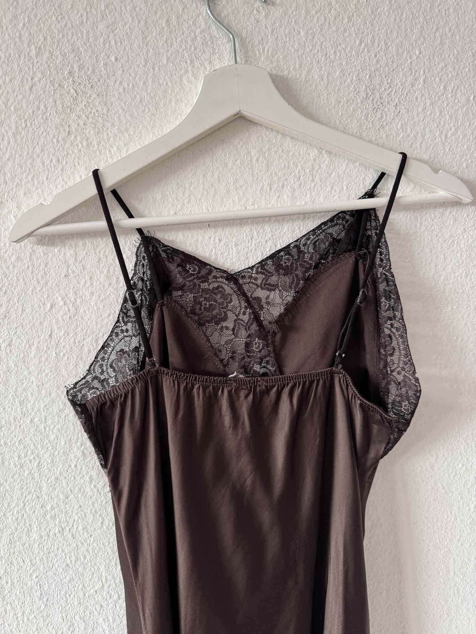 Asymmetrisches Kleid mit Spitze für Damen in Dark Chocolate von Maingold Basics