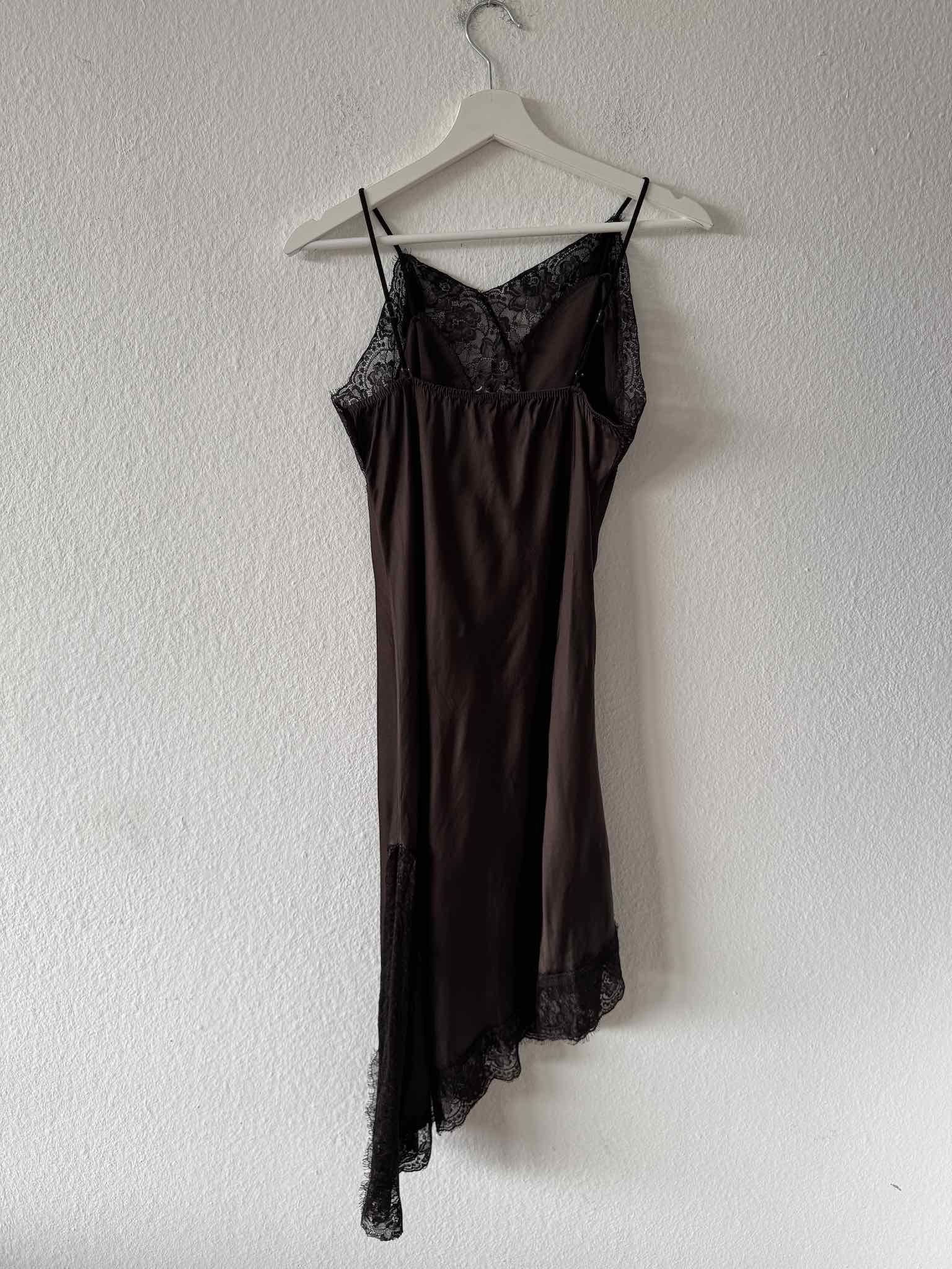 Asymmetrisches Kleid mit Spitze für Damen in Dark Chocolate von Maingold Basics