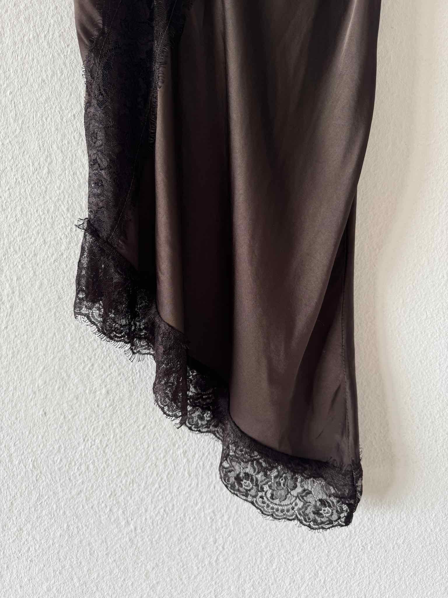 Asymmetrisches Top mit Spitze für Damen in Dark Chocolate von Maingold Basics