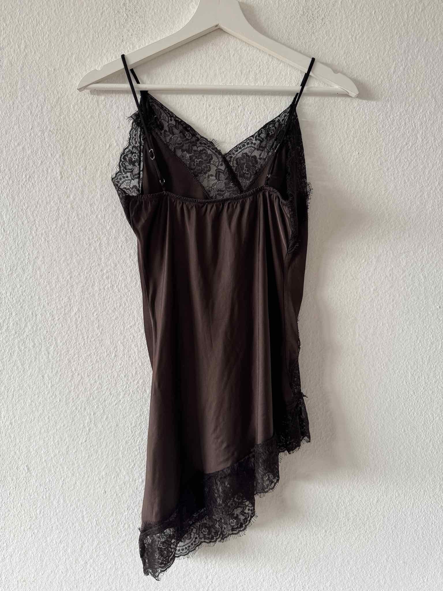 Asymmetrisches Top mit Spitze für Damen in Dark Chocolate von Maingold Basics