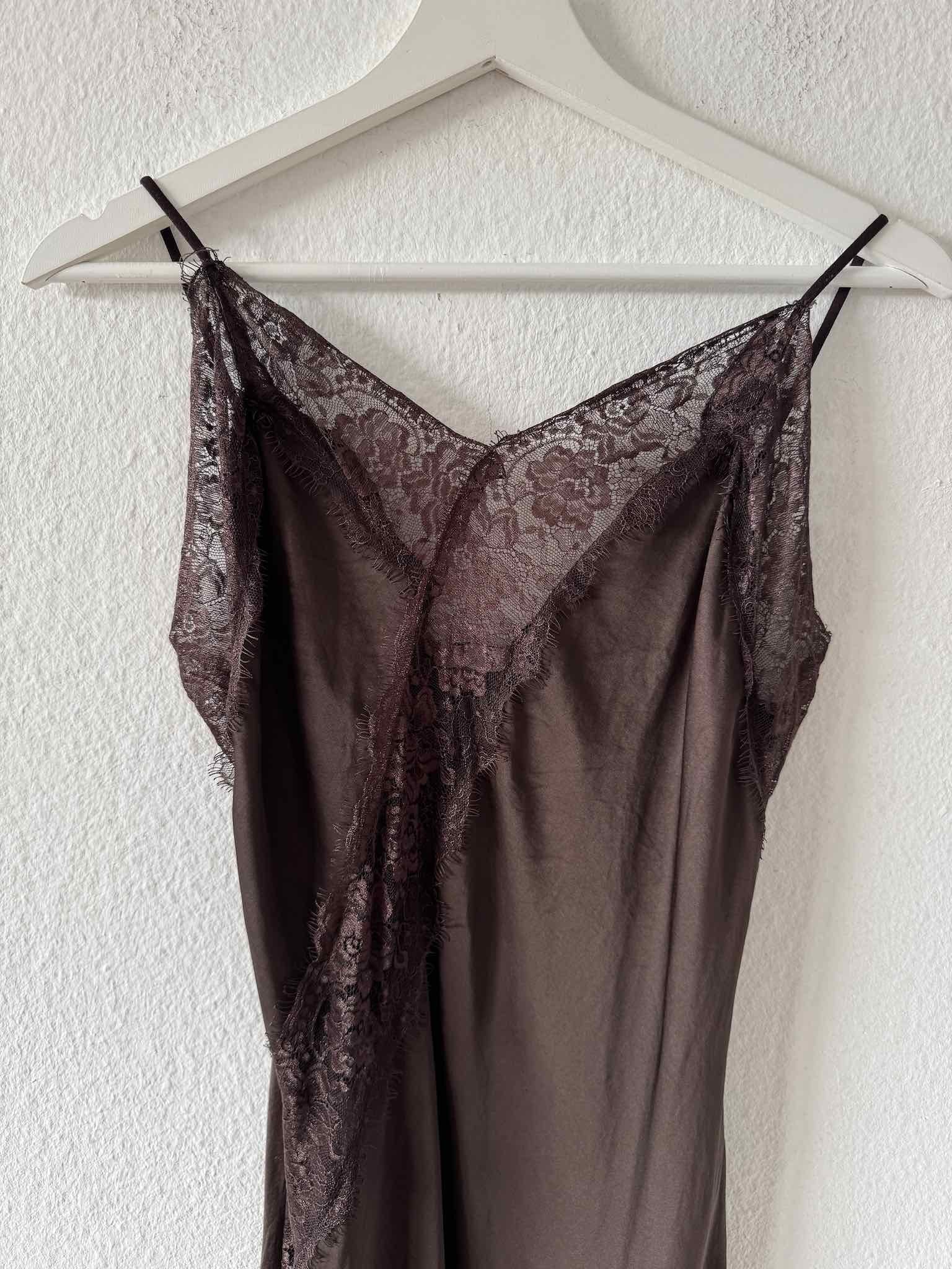 Asymmetrisches Satin Kleid mit Spitze für Damen in Chocolate von Maingold Basics