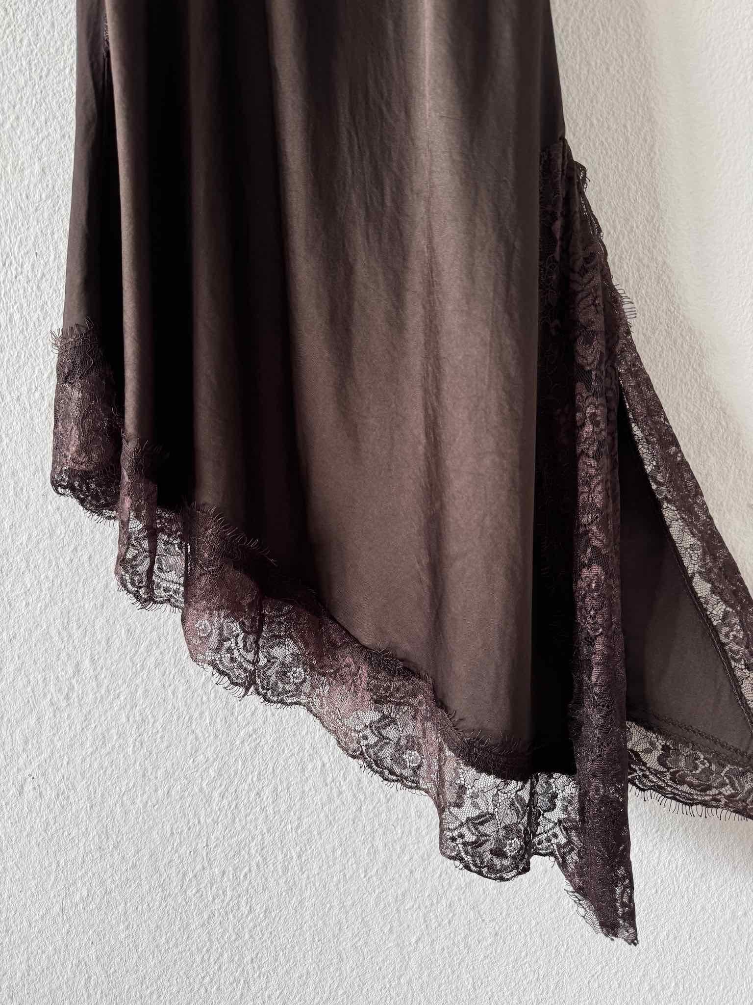 Asymmetrisches Satin Kleid mit Spitze für Damen in Chocolate von Maingold Basics