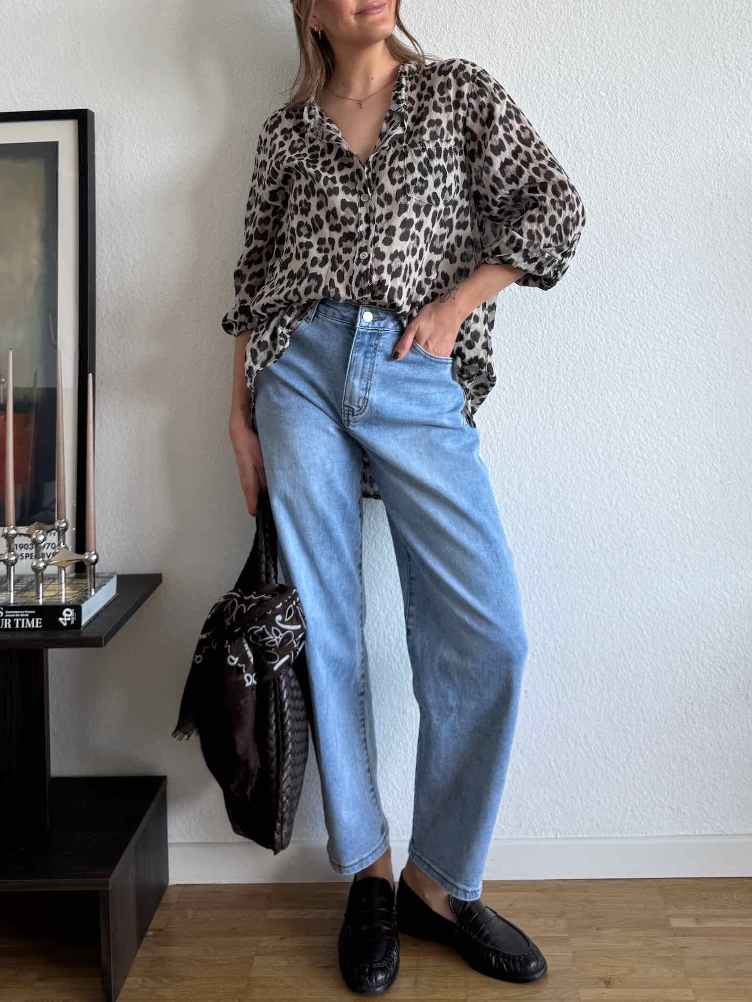 Transparente Chiffon Bluse für Damen in Leo Print von Maingold Basics