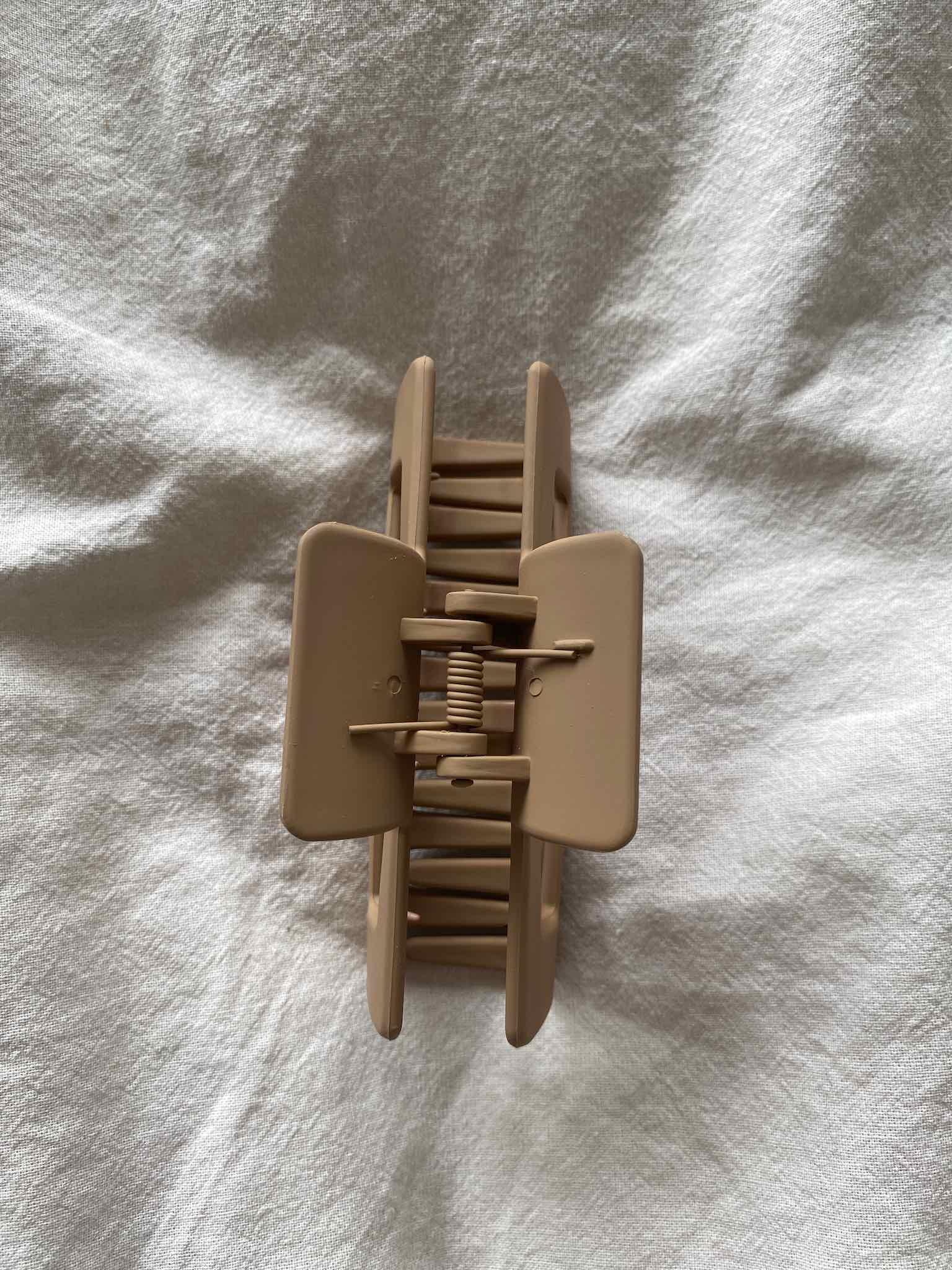 Haarklammer Hair Claw für Damen in Eckig Farbe Beige von Maingold Basics