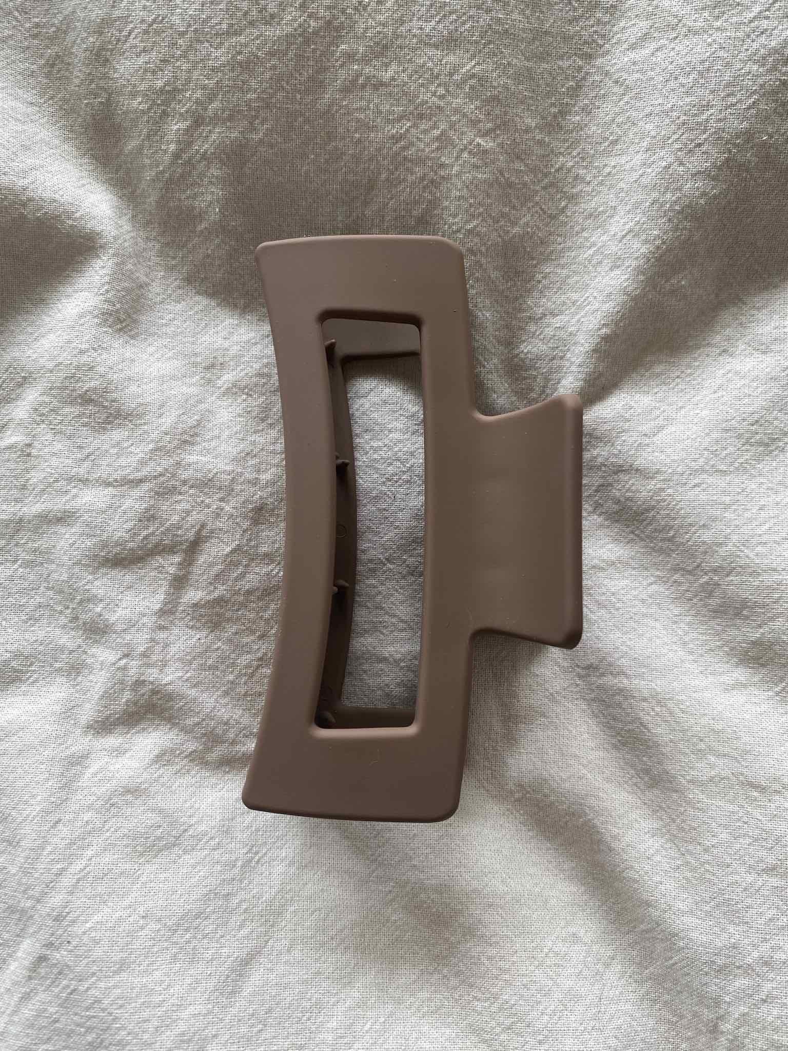 Haarklammer Hair Claw für Damen in Eckig Farbe Taupe von Maingold Basics