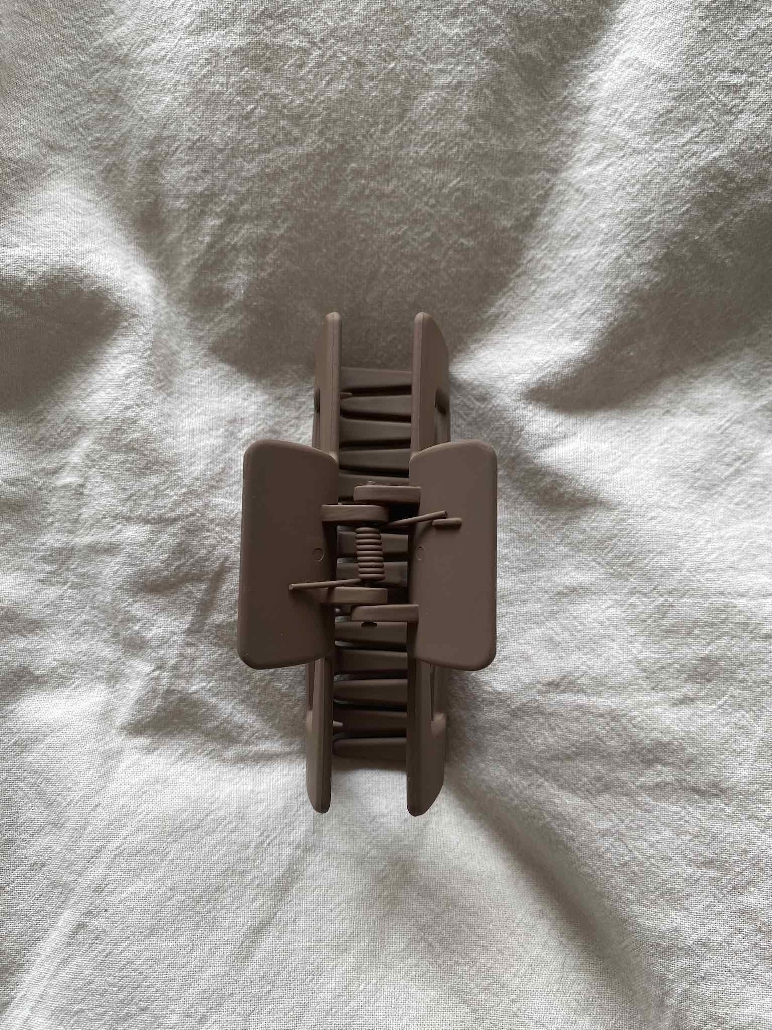 Haarklammer Hair Claw für Damen in Eckig Farbe Taupe von Maingold Basics
