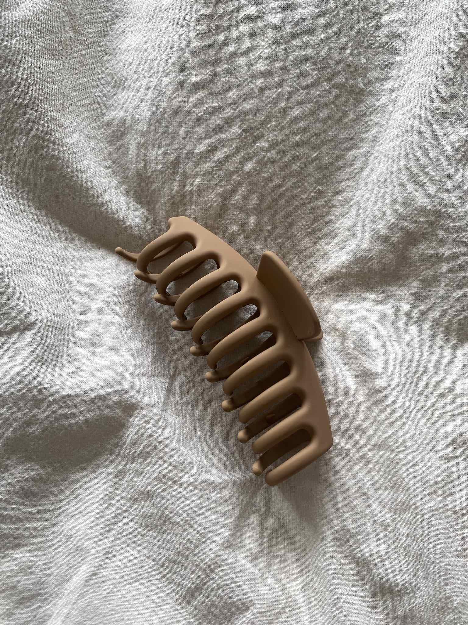 Haarklammer Hair Claw für Damen in Groß Farbe Beige von Maingold Basics