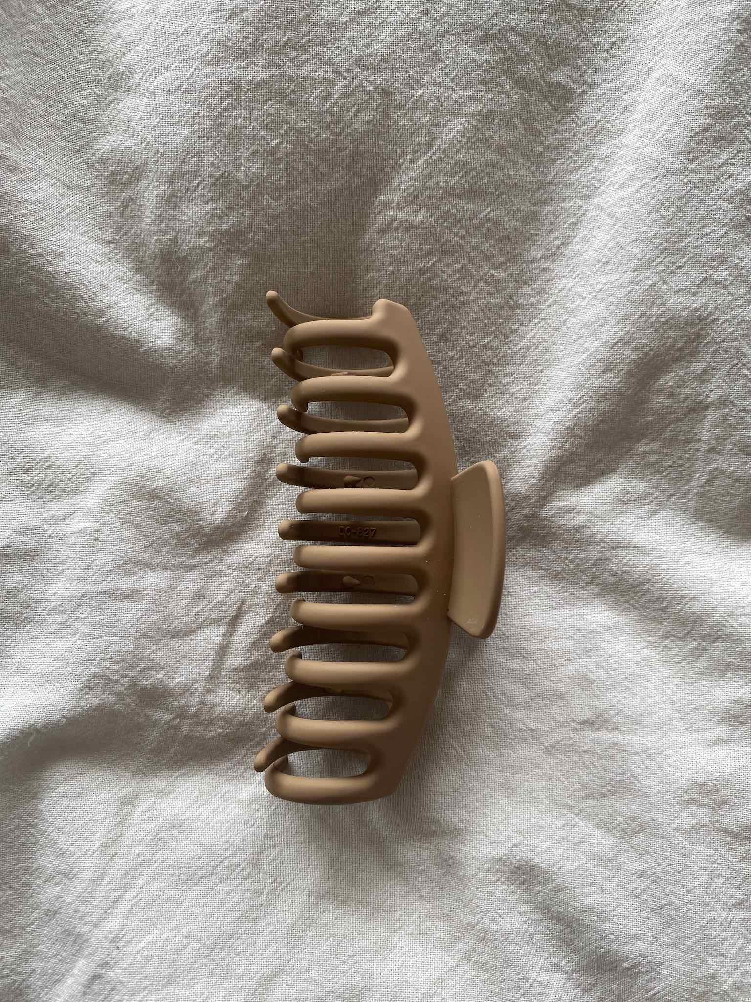 Haarklammer Hair Claw für Damen in Groß Farbe Beige von Maingold Basics