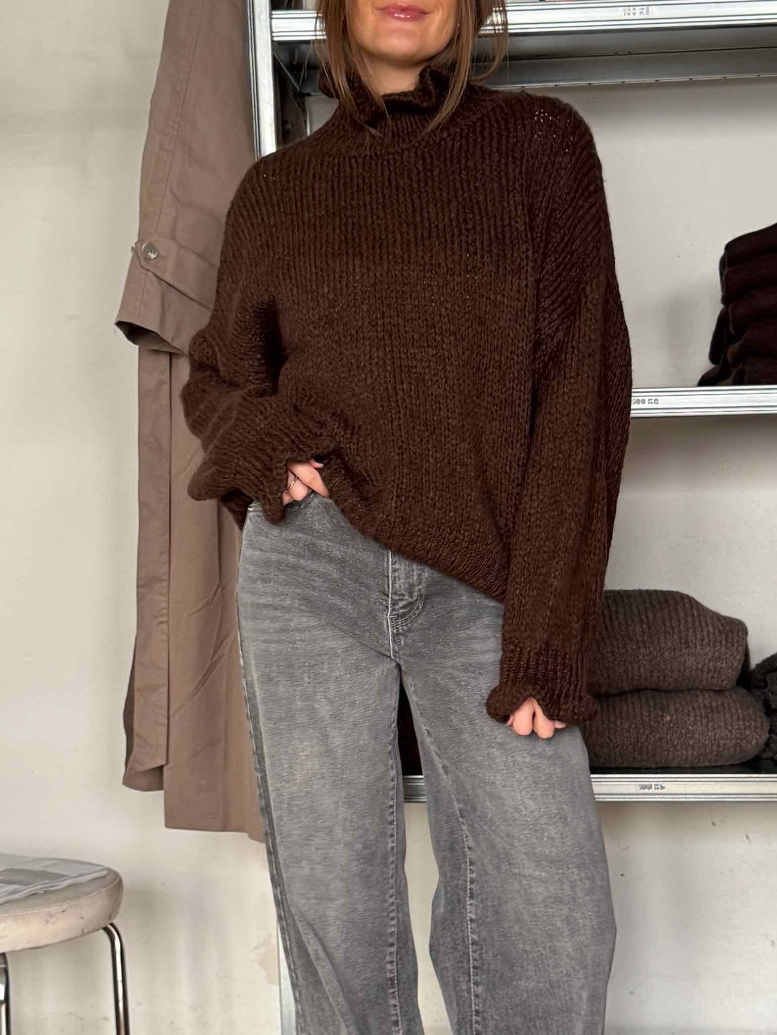 Kuschel Pullover mit Rüschenkragen für Damen in Schokobraun von Maingold Basics