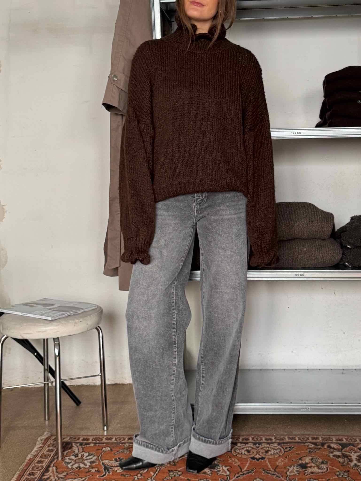 Kuschel Pullover mit Rüschenkragen für Damen in Schokobraun von Maingold Basics