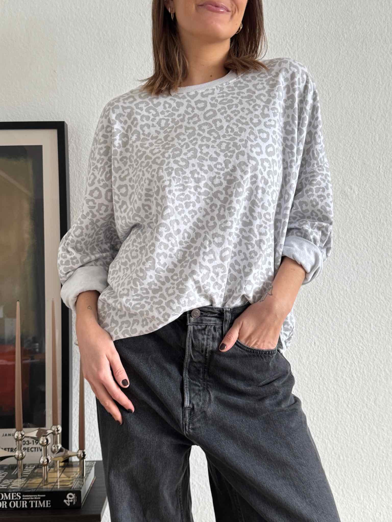 Leo Print Sweatshirt für Damen in Light Grey von Maingold Basics