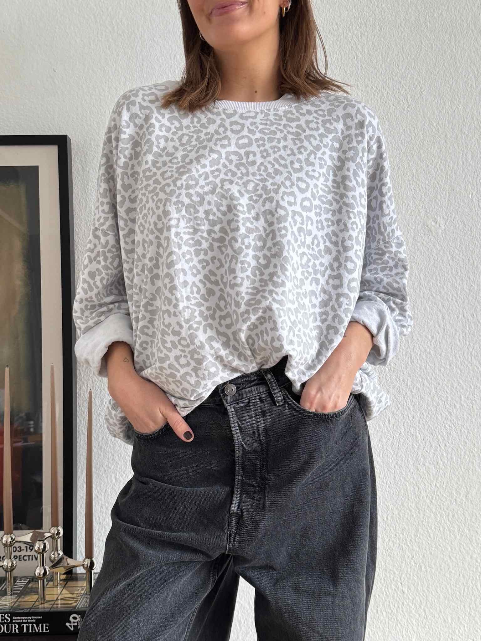 Leo Print Sweatshirt für Damen in Light Grey von Maingold Basics