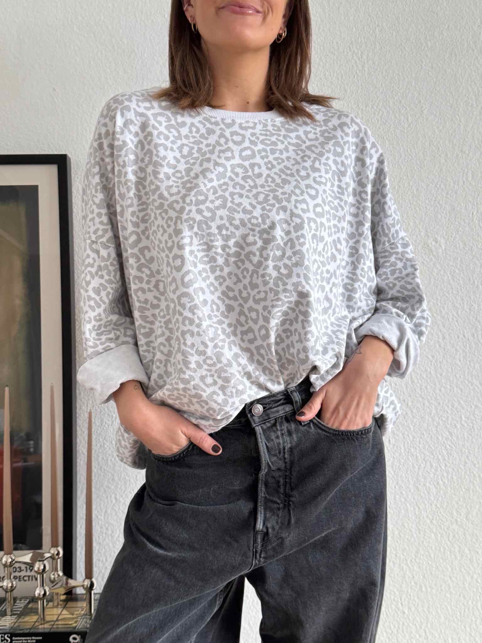 Leo Print Sweatshirt für Damen in Light Grey von Maingold Basics