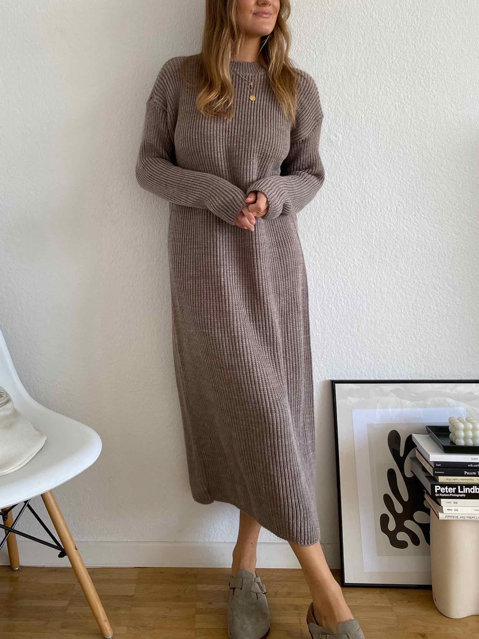 Long Knit Dress für Damen in Dark Taupe von Maingold Basics