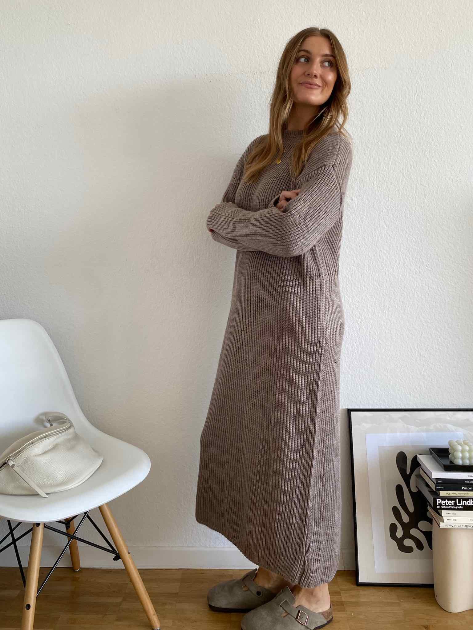 Long Knit Dress für Damen in Dark Taupe von Maingold Basics