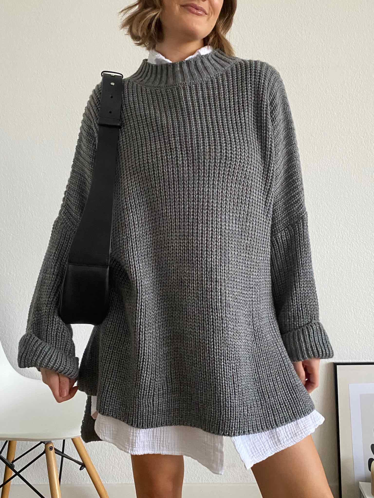 Long Oversize Pulli mit Schlitz für Damen in Dark Grey von Maingold Basics