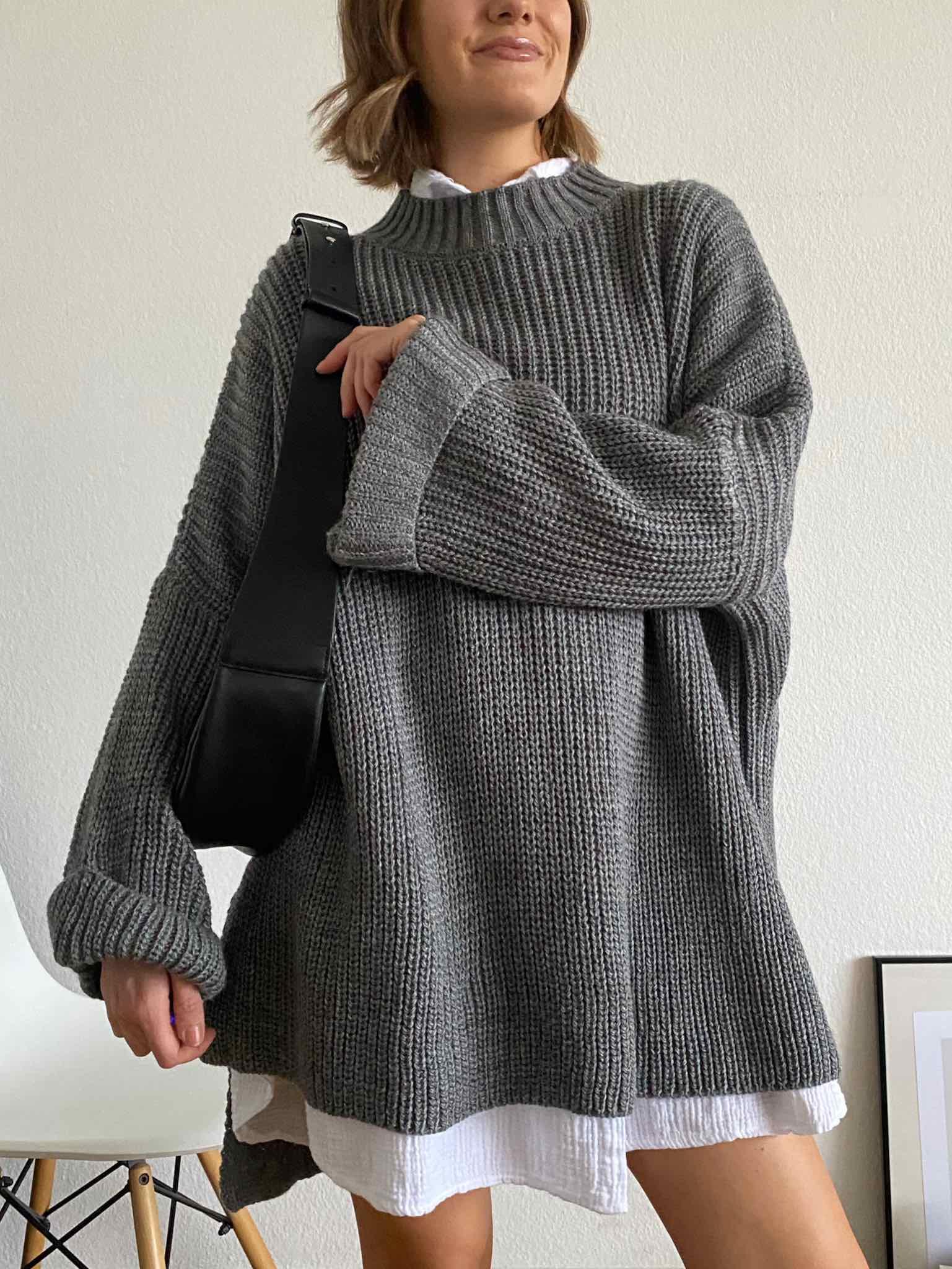 Long Oversize Pulli mit Schlitz für Damen in Dark Grey von Maingold Basics