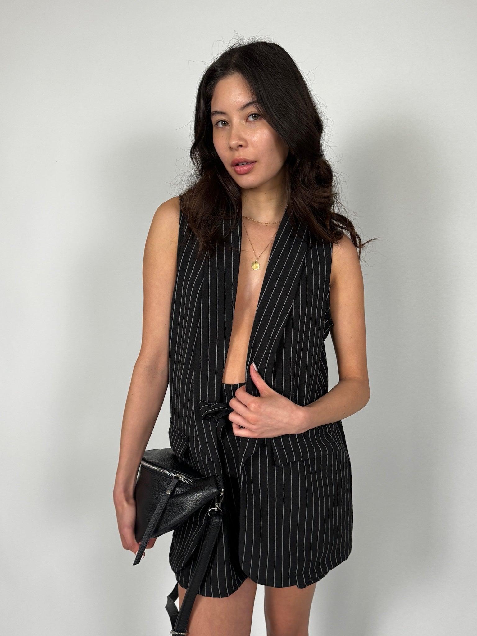 Nadelstreifen Set aus Weste & Shorts für Damen in Black von Maingold Basics