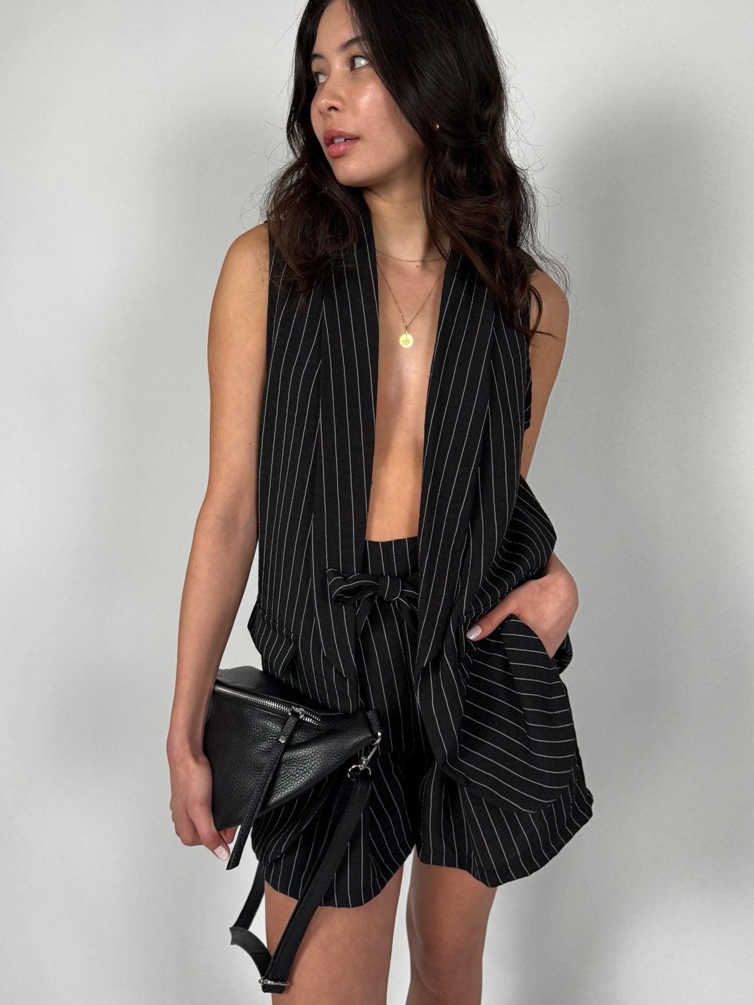 Nadelstreifen Set aus Weste & Shorts für Damen in Black von Maingold Basics