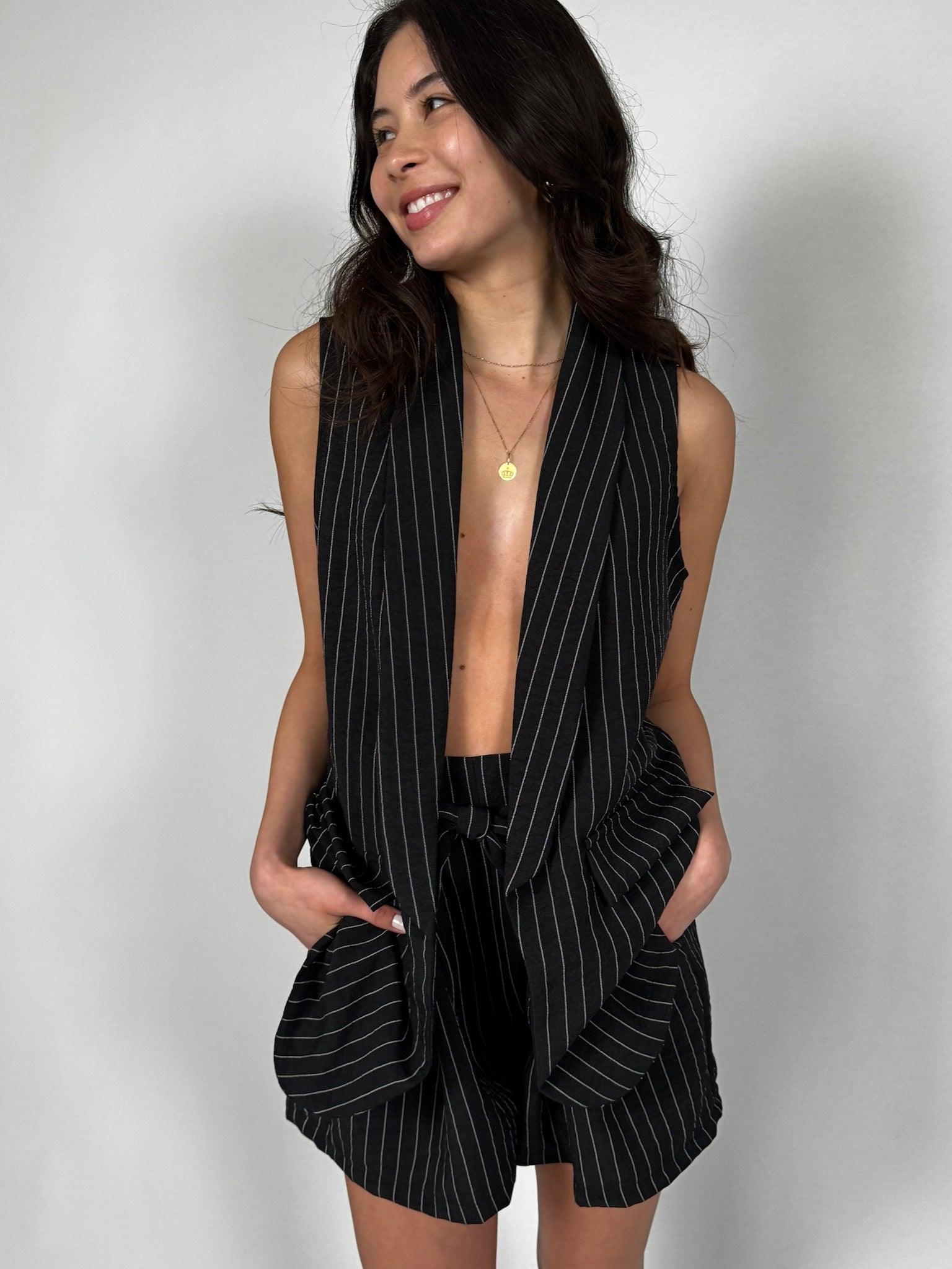Nadelstreifen Set aus Weste & Shorts für Damen in Black von Maingold Basics