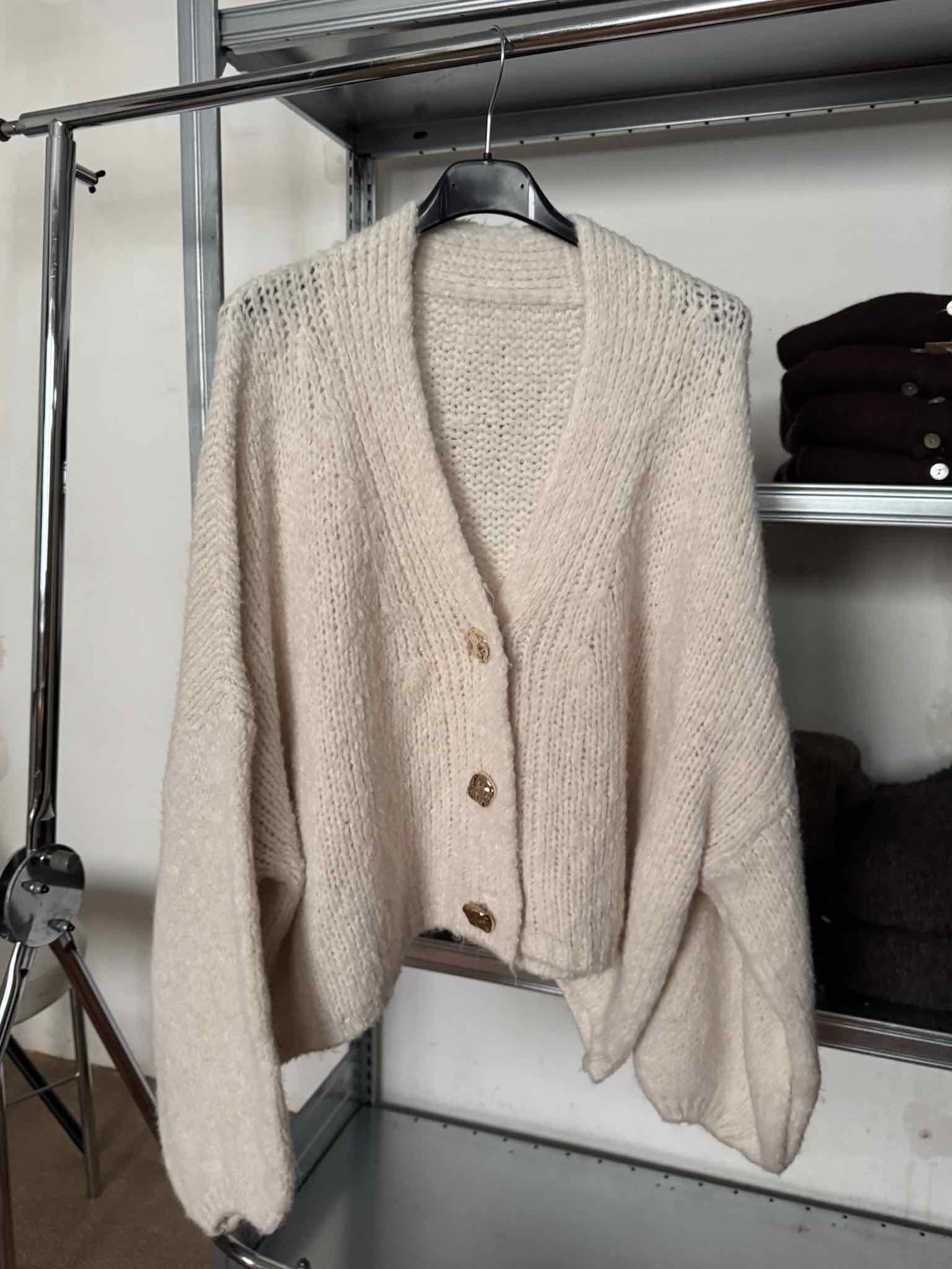 Oversize Cardigan mit Zierknöpfen für Damen in Creme von Maingold Basics