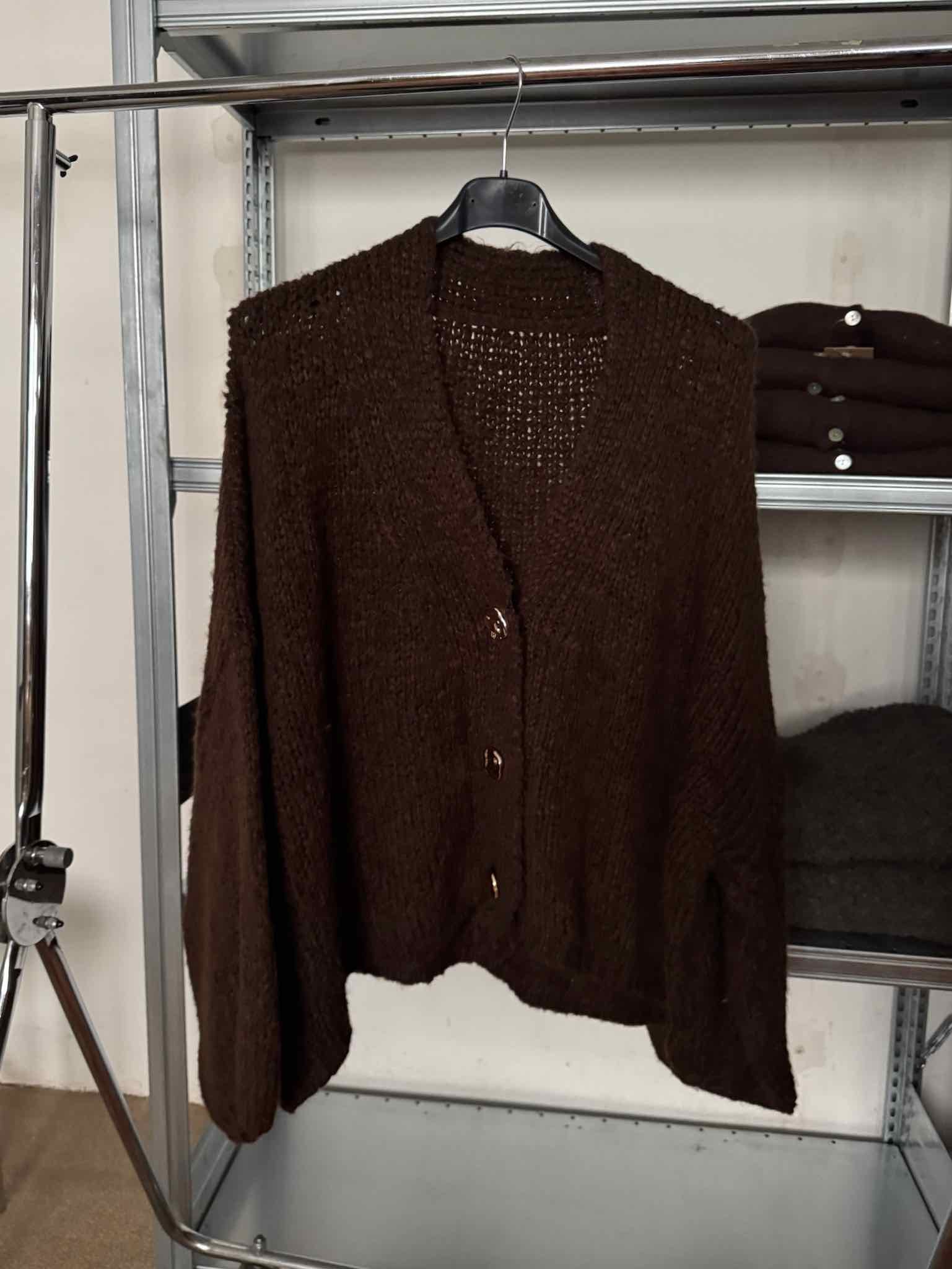 Oversize Cardigan mit Zierknöpfen für Damen in Schokobraun von Maingold Basics