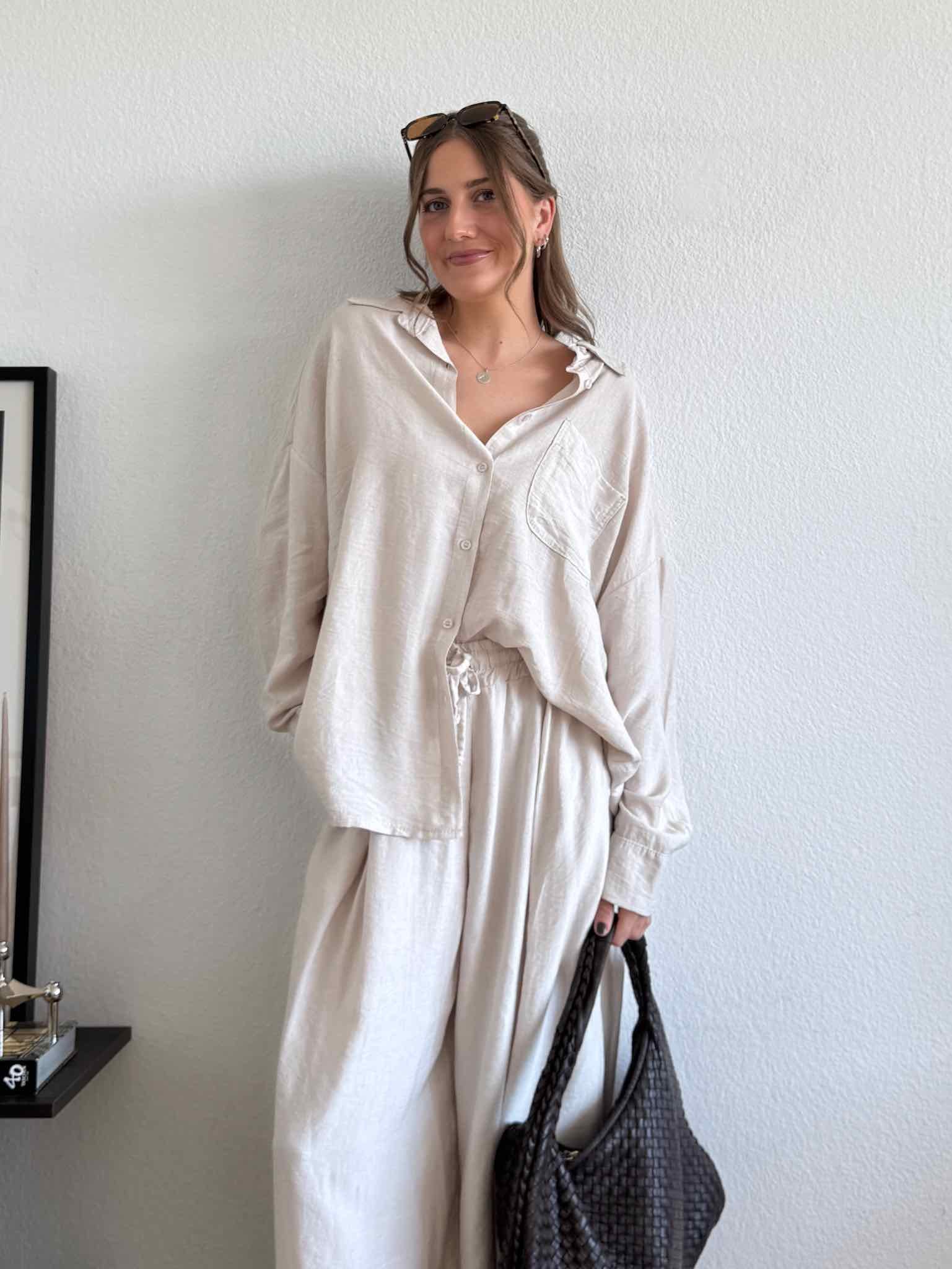Unser Set aus einer Oversized Bluse und Hose aus Viskose in Creme von Maingold Basics