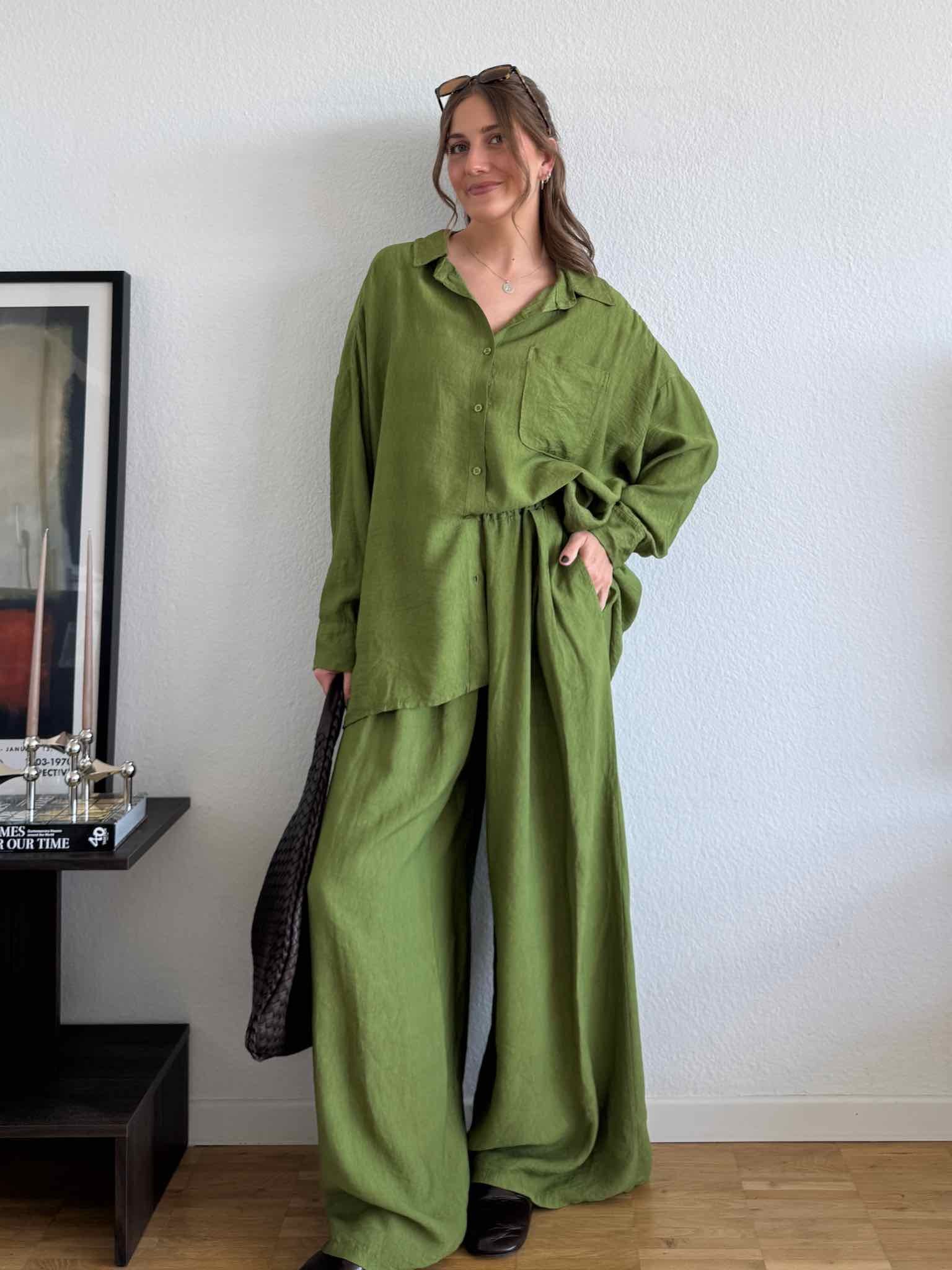 Unser Set aus einer Oversized Bluse und Hose aus Viskose in Green von Maingold Basics