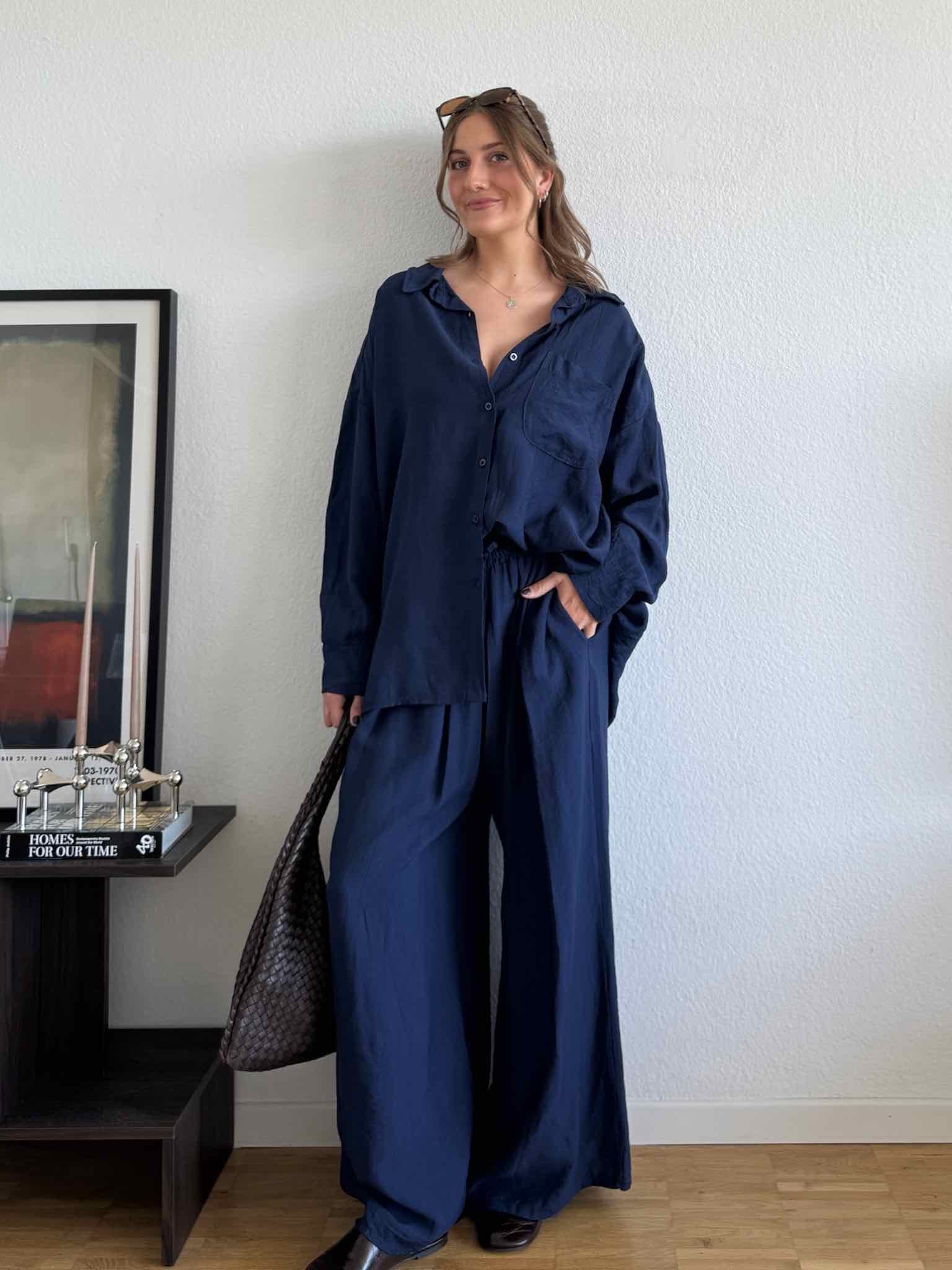 Unser Set aus einer Oversized Bluse und Hose aus Viskose in Navy Blue von Maingold Basics