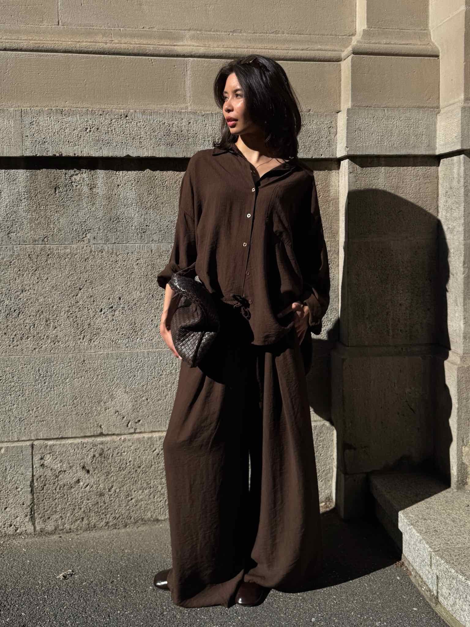 Unser Set aus einer Oversized Bluse und Hose aus Viskose in Chocolate von Maingold Basics