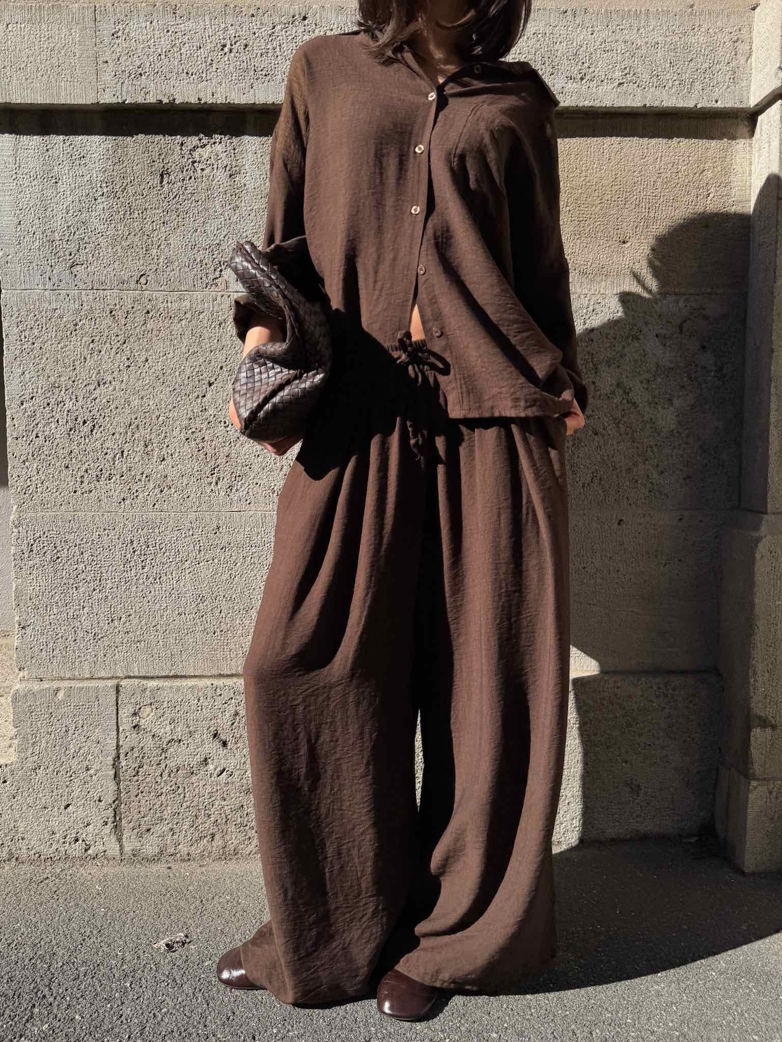 Unser Set aus einer Oversized Bluse und Hose aus Viskose in Chocolate von Maingold Basics