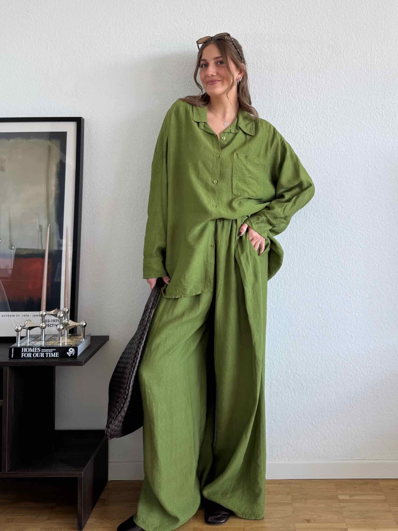 Unser Set aus einer Oversized Bluse und Hose aus Viskose in Green von Maingold Basics