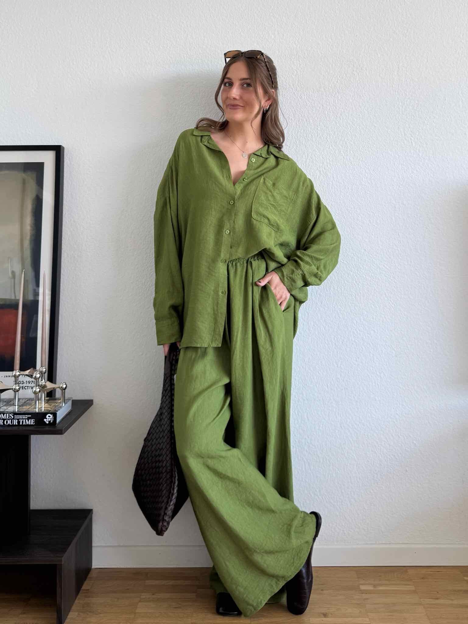 Unser Set aus einer Oversized Bluse und Hose aus Viskose in Green von Maingold Basics