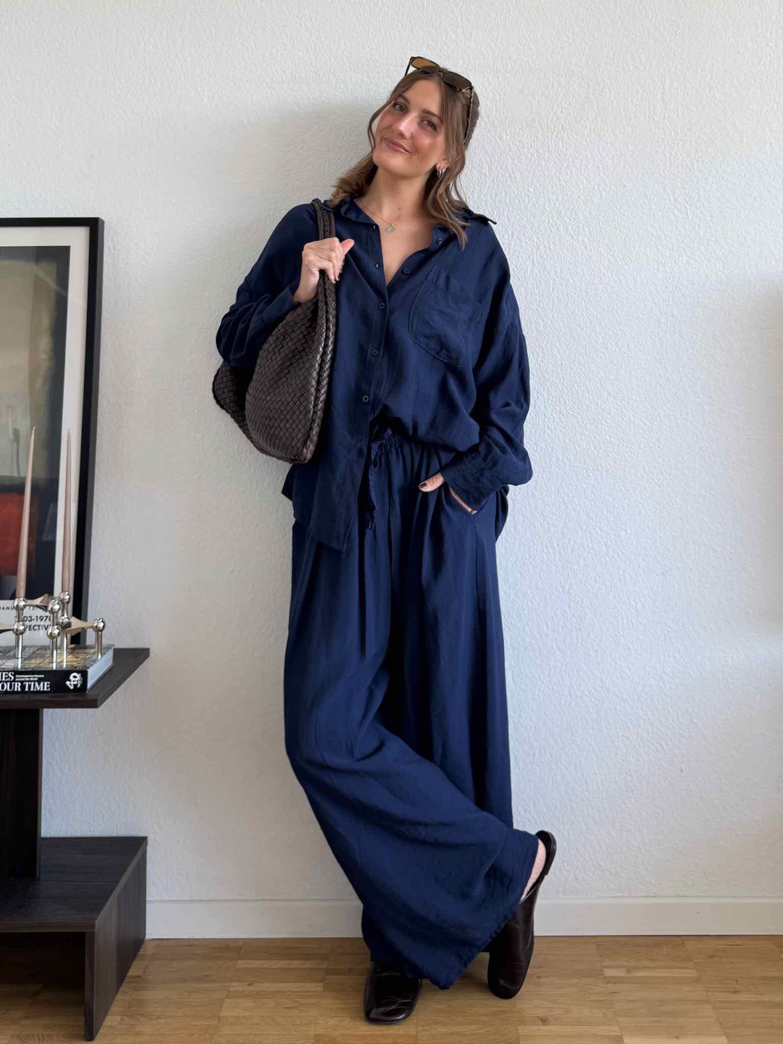 Unser Set aus einer Oversized Bluse und Hose aus Viskose in Navy Blue von Maingold Basics