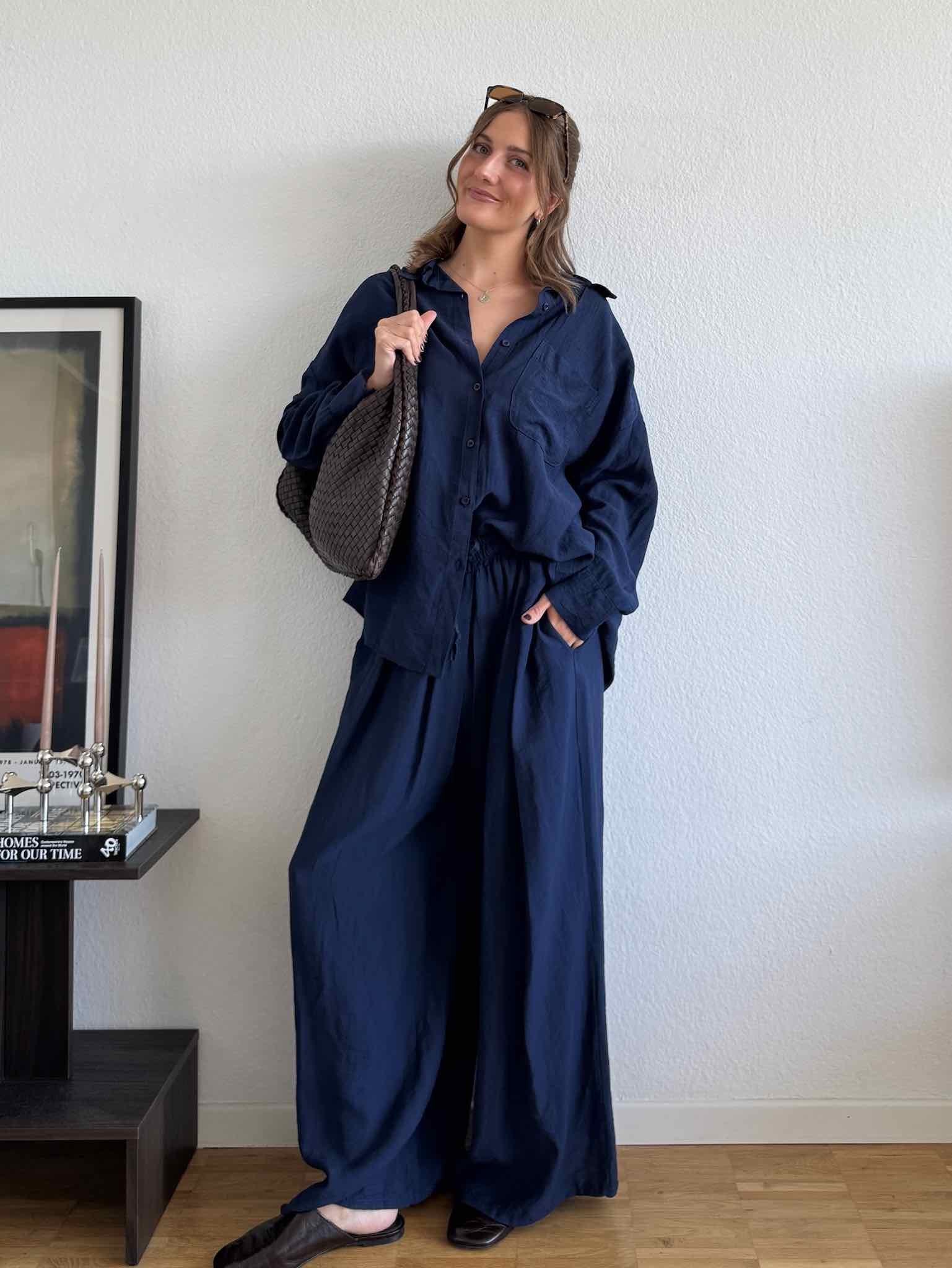 Unser Set aus einer Oversized Bluse und Hose aus Viskose in Navy Blue von Maingold Basics