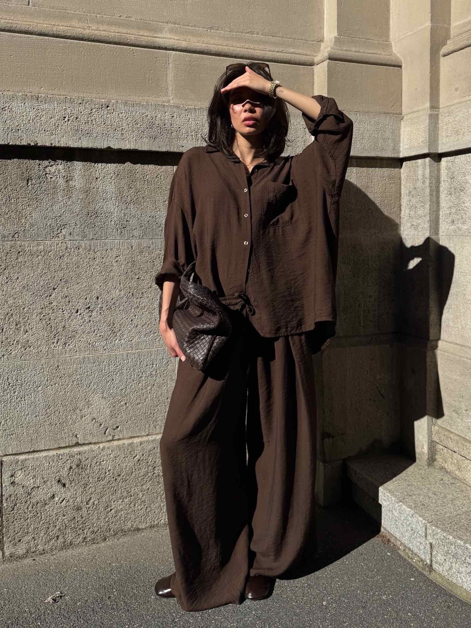 Unser Set aus einer Oversized Bluse und Hose aus Viskose in Chocolate von Maingold Basics