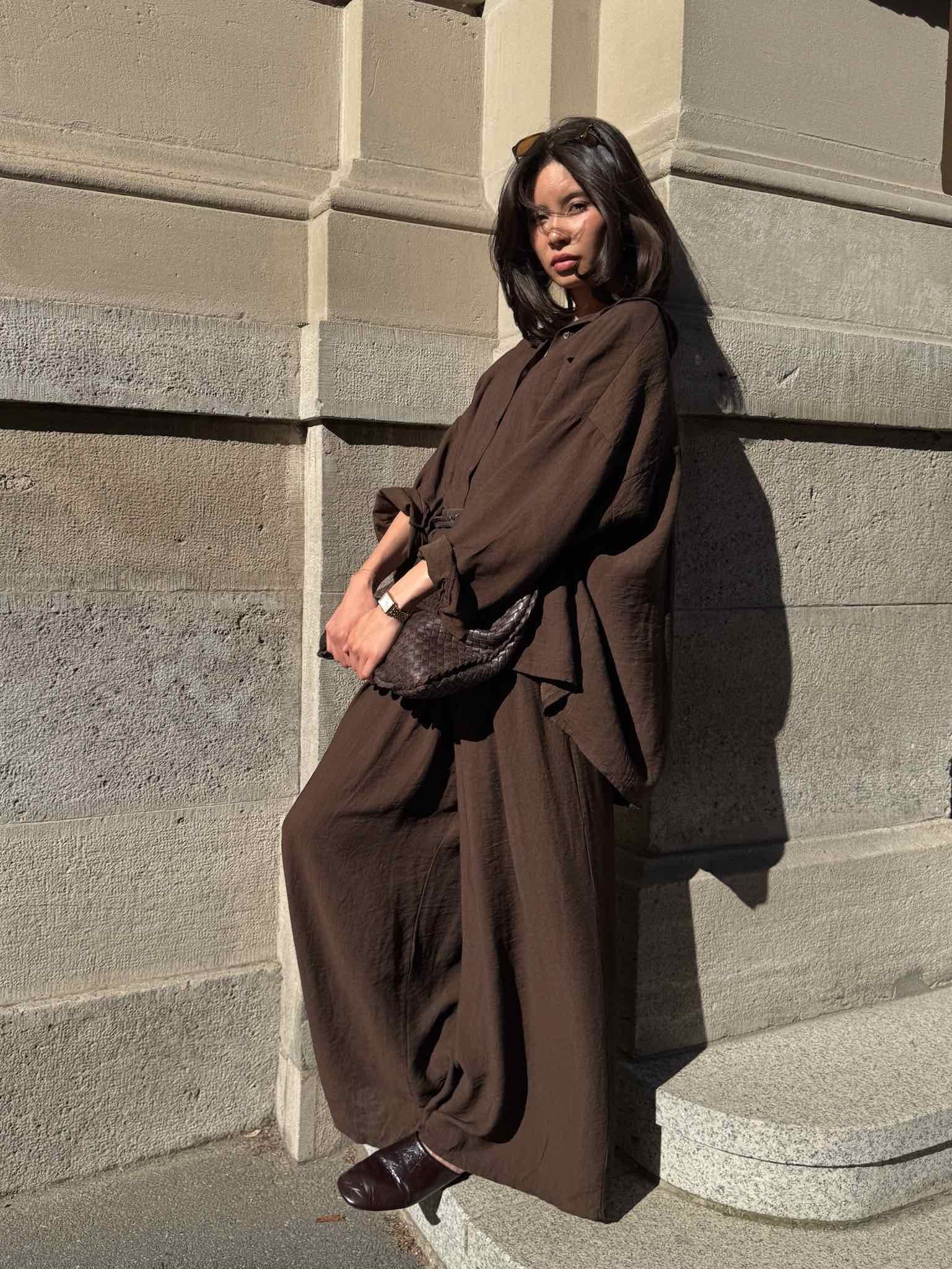 Unser Set aus einer Oversized Bluse und Hose aus Viskose in Chocolate von Maingold Basics