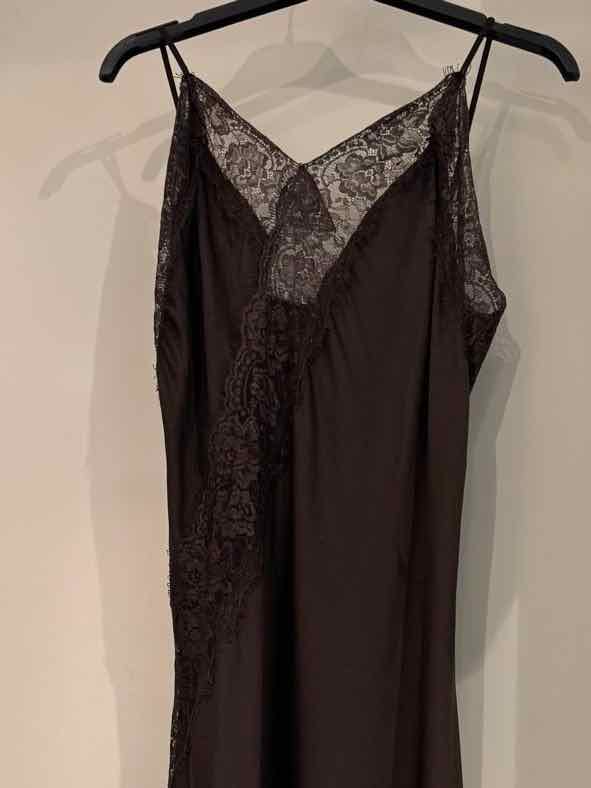 Asymmetrisches Satin Kleid mit Spitze - Chocolate