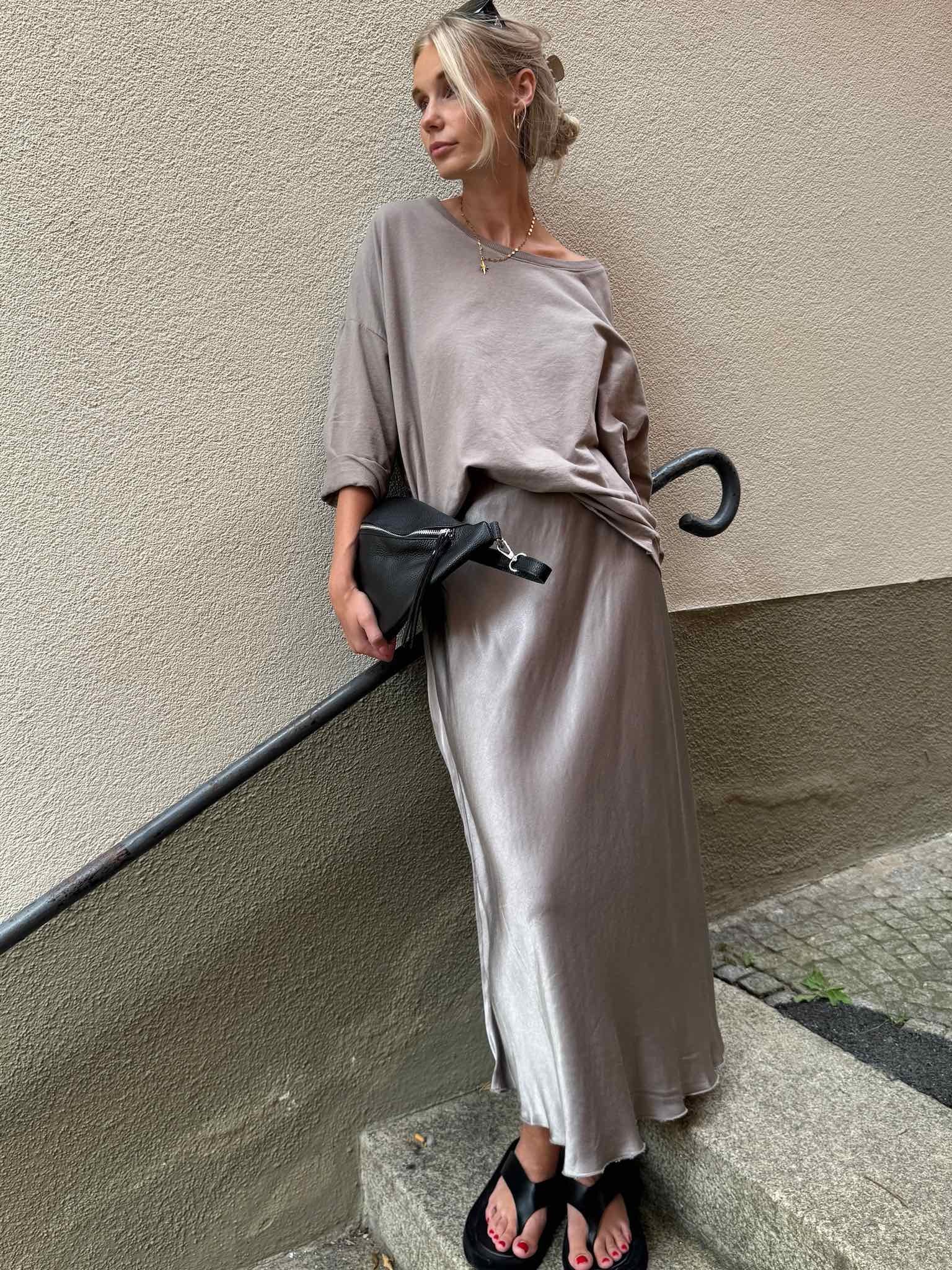 Satin Look Rock in Taupe für Damen von Maingold Basics