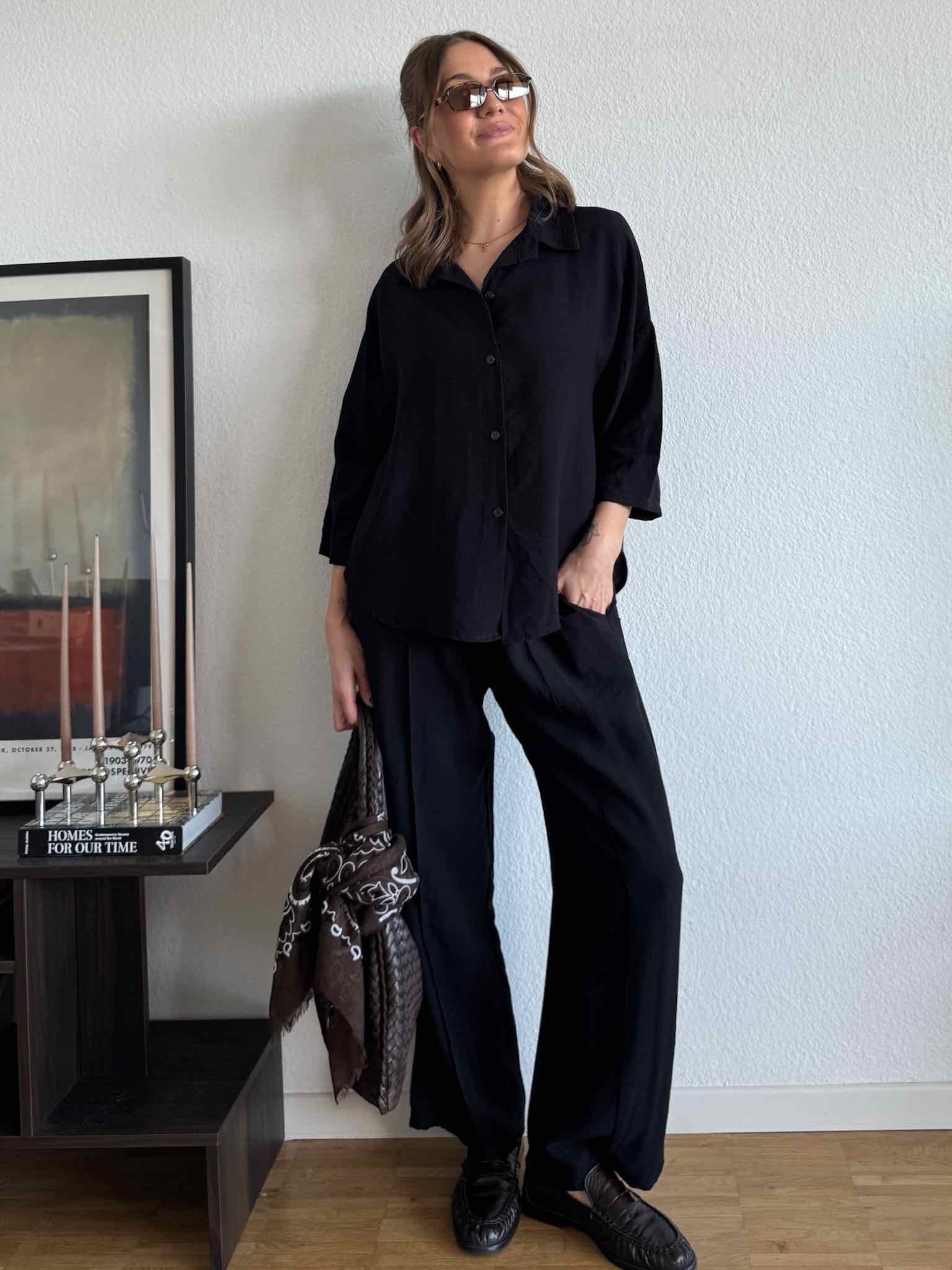 Set aus Bluse mit Rückenschnürung & Pants für Damen in Black von Maingold Basics