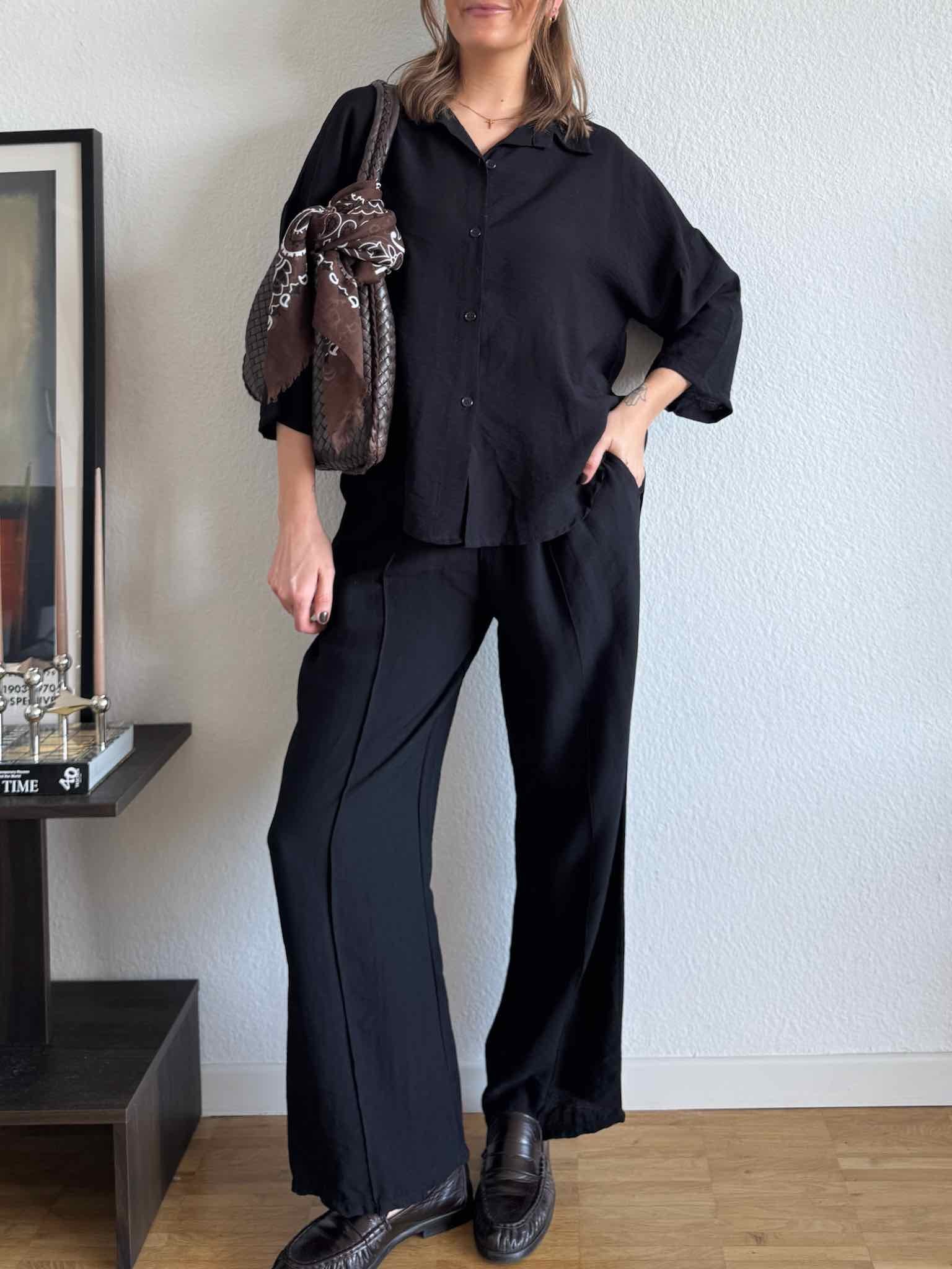 Set aus Bluse mit Rückenschnürung & Pants für Damen in Black von Maingold Basics