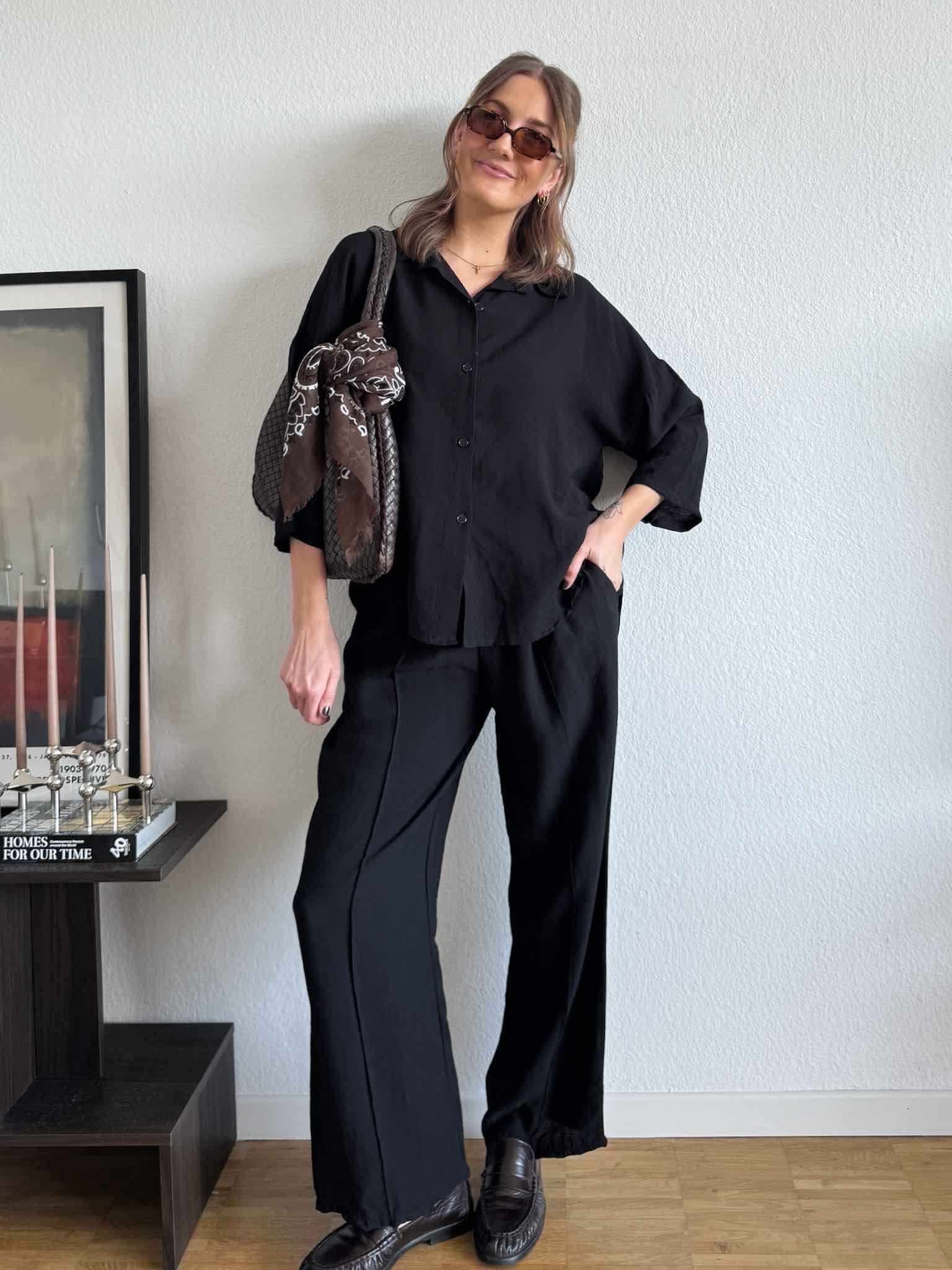 Set aus Bluse mit Rückenschnürung & Pants für Damen in Black von Maingold Basics
