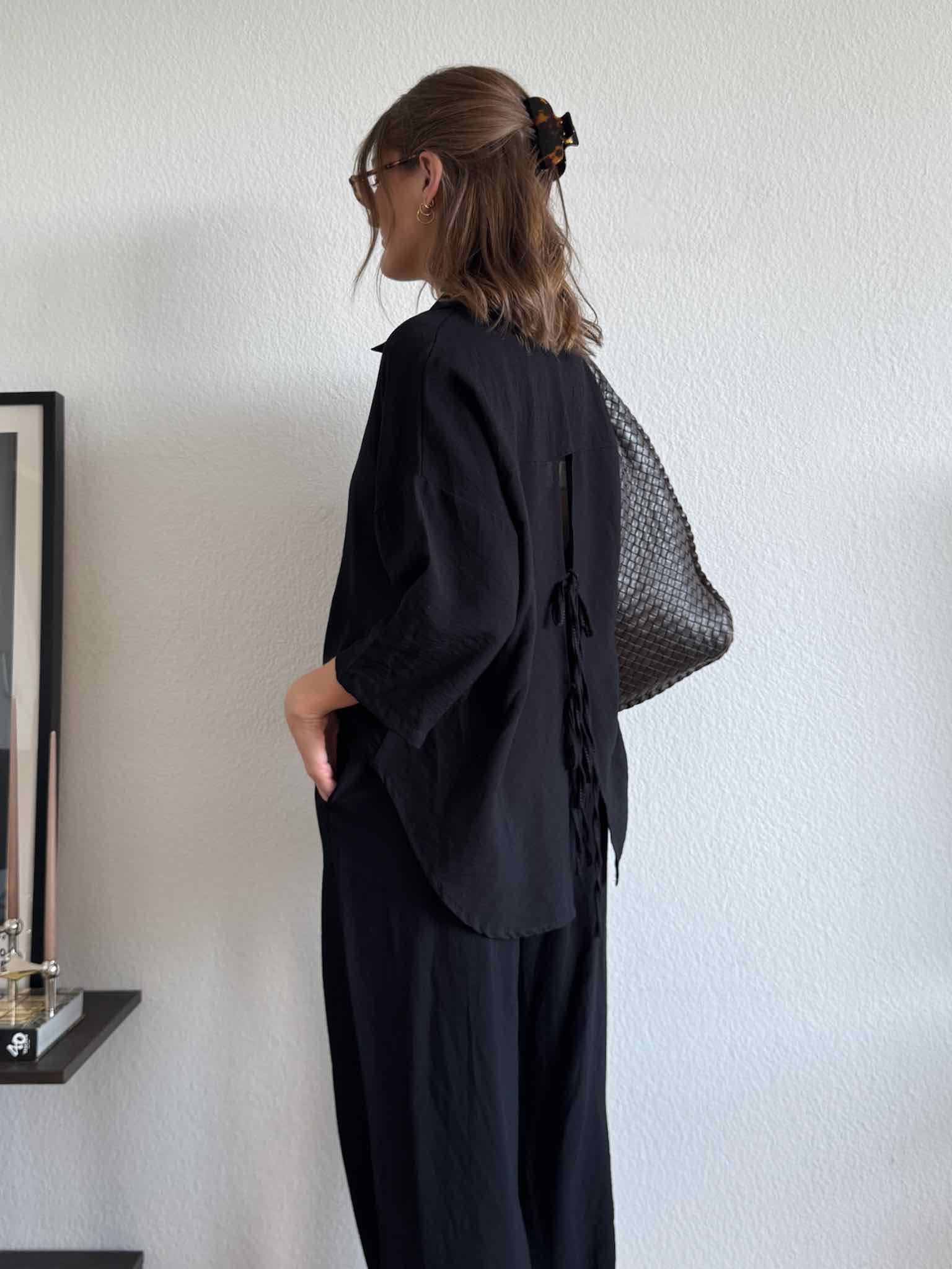 Set aus Bluse mit Rückenschnürung & Pants für Damen in Black von Maingold Basics