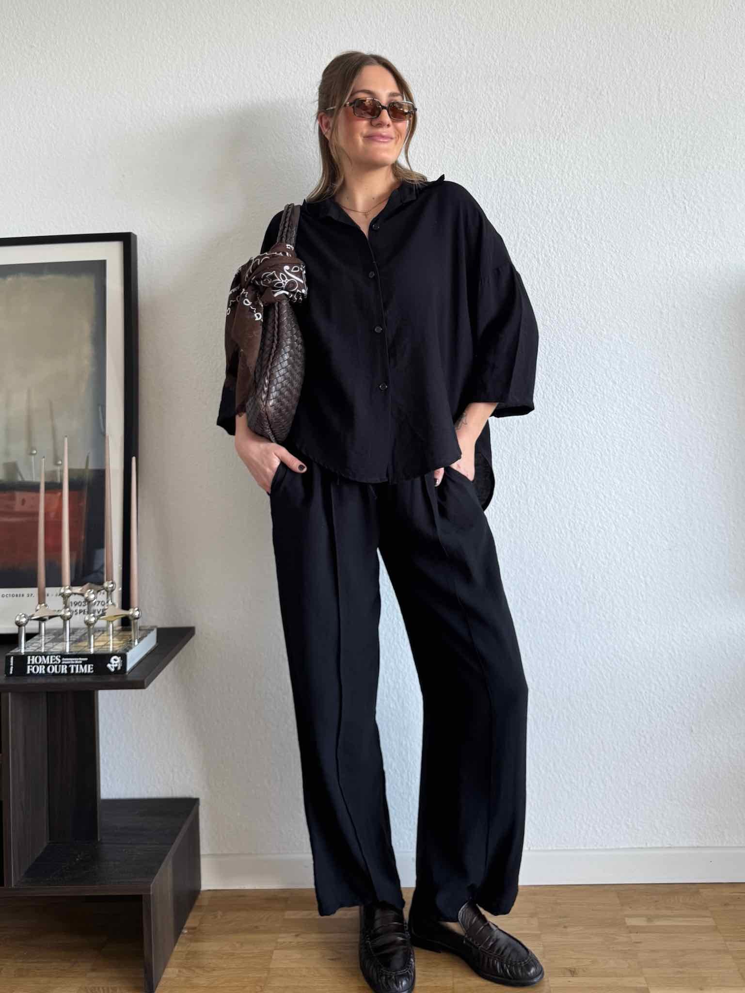 Set aus Bluse mit Rückenschnürung & Pants für Damen in Black von Maingold Basics