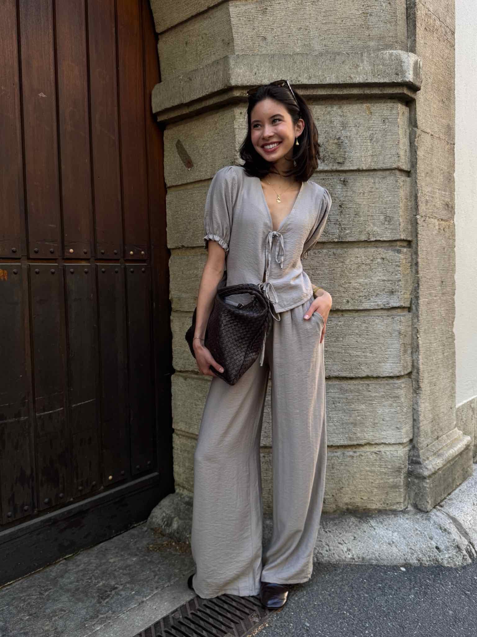 Set aus Bluse zum Schnüren & lockerer Hose für Damen in Taupe von Maingold Basics