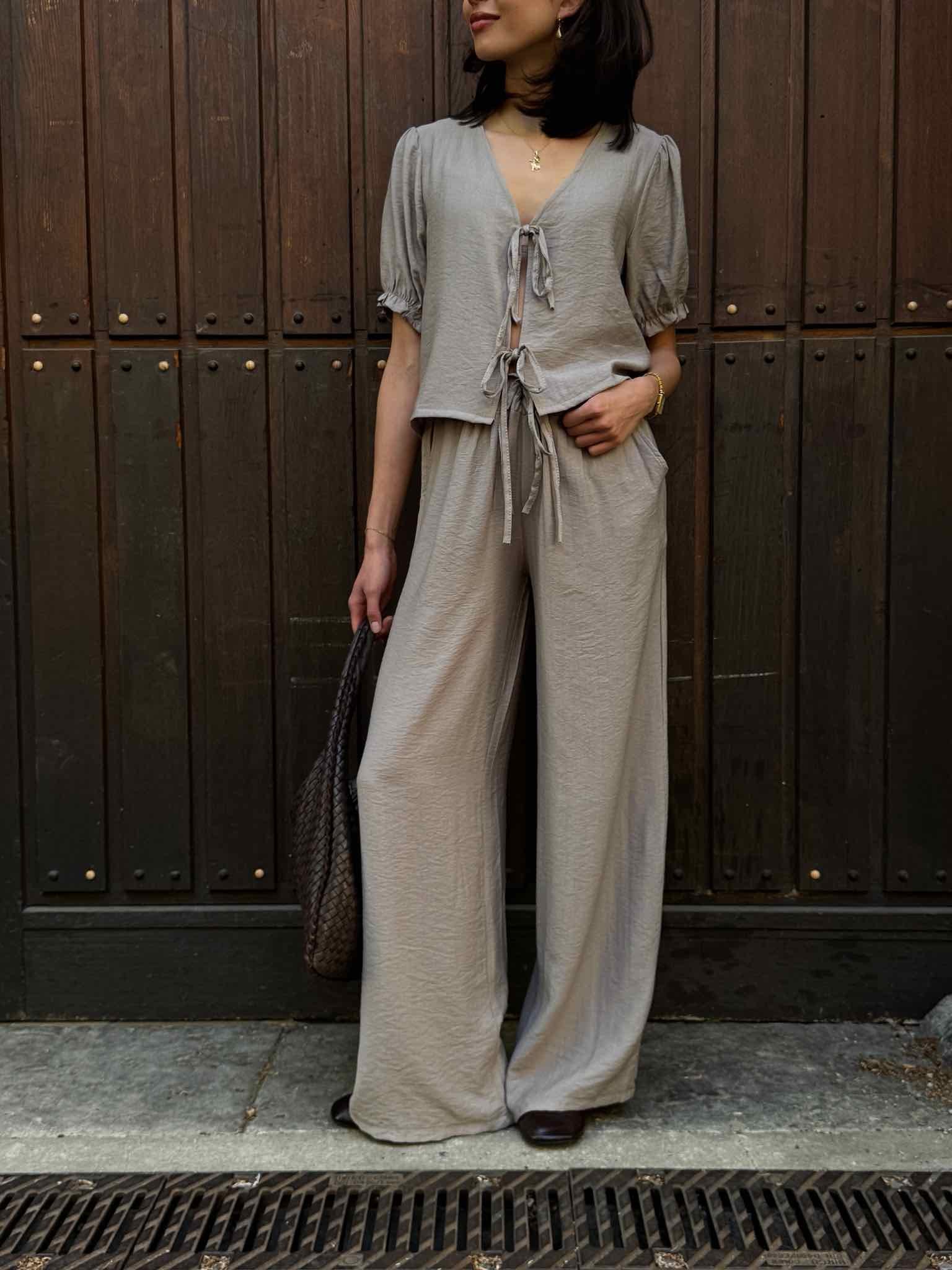 Set aus Bluse zum Schnüren & lockerer Hose für Damen in Taupe von Maingold Basics