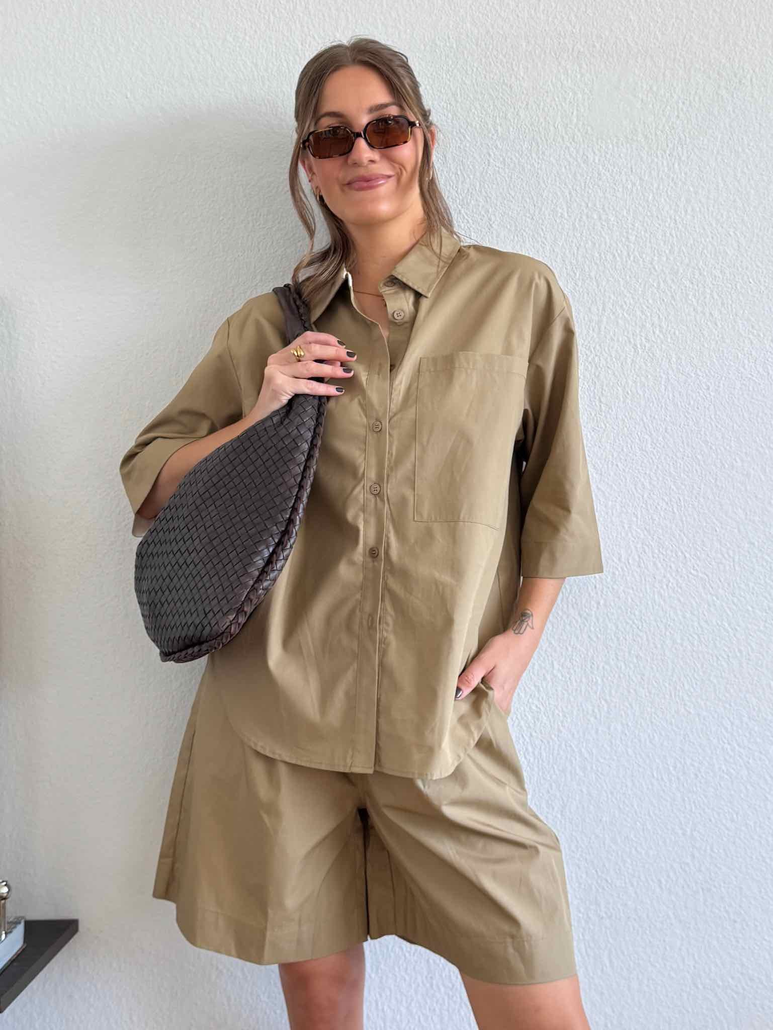 Set aus Oversized Kurzarm Hemd & Bermuda Shorts für Damen in Khaki von Maingold Basics